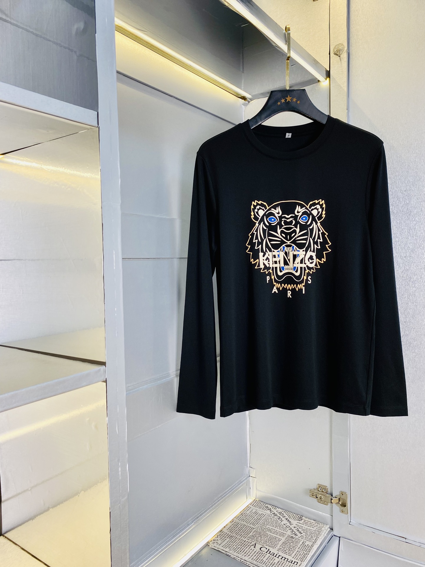 NO:726599,Support replacement after the year!  Can wear 230 pounds fat man Gospel code number: M-5XL Tiger head Kenzo Original quality 2025 latest model long-sleeved bottoming shirt long-sleeved T-shirt Selected counter custom-made top-grade mercerized cotton imported fabrics All details are perfectly made 1:1 replica to restore 100% original hardware High-end customized accessories Original factory original label The upper body effect is amazing!  ,,tees,t-shirt,19860909支持年后退换！ 可穿230斤胖子福音码数:M-5XL 老虎头Kenzo 原单品质 2025最新款 长袖打底衫长袖T恤 精选专柜订制顶级丝光棉进口面料 所有细节做工完美1比1复刻 还原正品百分百 原版五金 高端订制辅料 原厂原标 上身效果超赞！,,tees，t-shirt,,Men's clothing