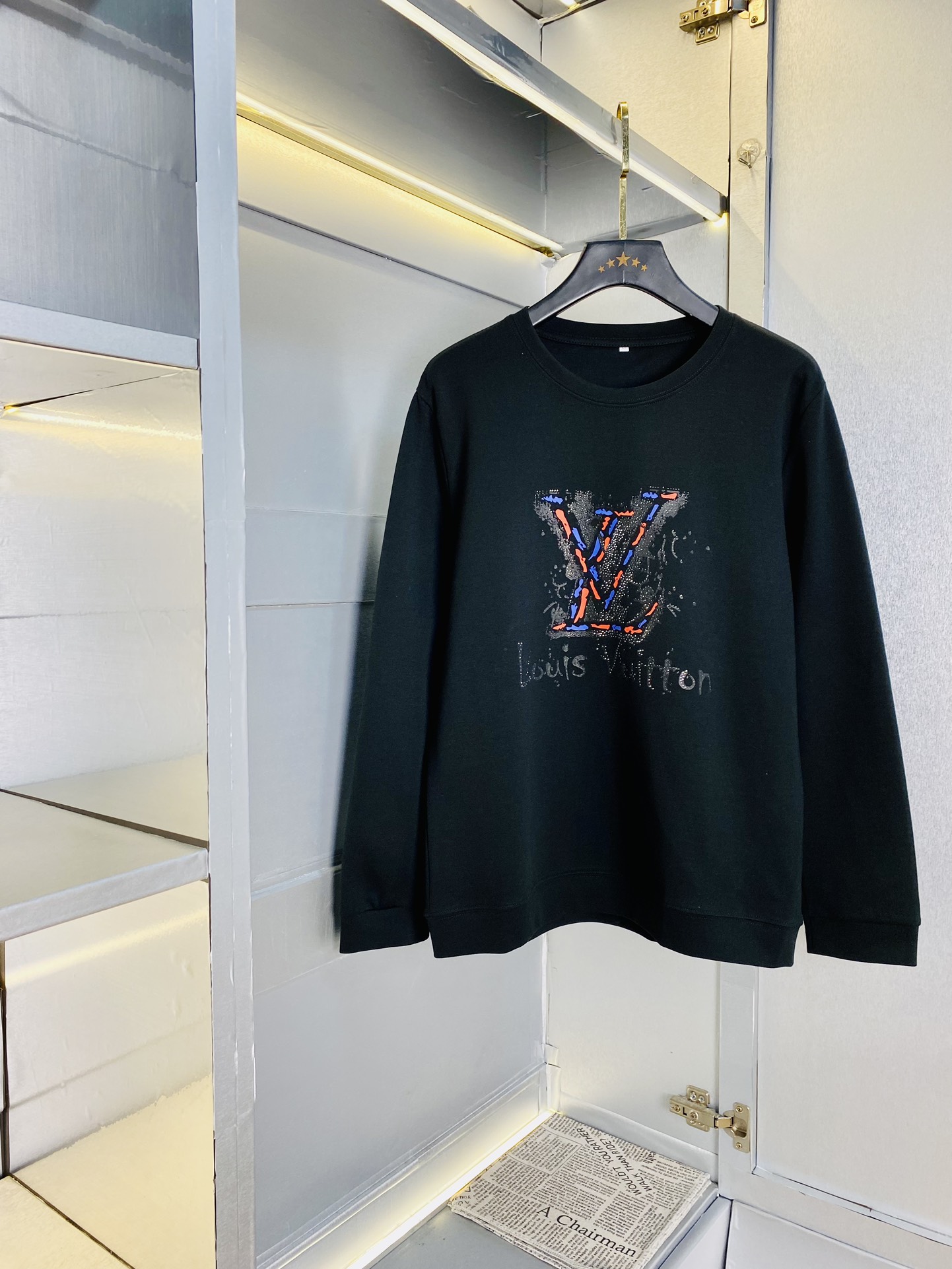 NO:600945,The official website model can be worn by 200 pounds of fat people. Louis Vuitton Lv. Original quality. Three complete standards. 2025 latest long-sleeved sweatshirt T-shirt. Selected counter custom-made top-grade double mercerized cotton imported fabrics. All details are perfectly made and reproduced 1:1. Restore 100% genuine. Original hardware. High-end customized accessories. Original factory original label. The upper body effect is amazing!  Size: M-4XL,,louis vuitton,louis vuitton,hoodie,sweatshirts,tees,t-shirt,alexander wang19860909官网款可穿200斤胖子福音 路易威登Lv 原单品质 三标齐全 2025最新款 长袖卫衣T恤 精选专柜订制顶级双丝光棉进口面料 所有细节做工完美1比1复刻 还原正品百分百 原版五金 高端订制辅料 原厂原标 上身效果超赞！码数:M-4XL,,louis vuitton,louis vuitton,hoodie,sweatshirts,tees，t-shirt,alexander wang,Men's clothing