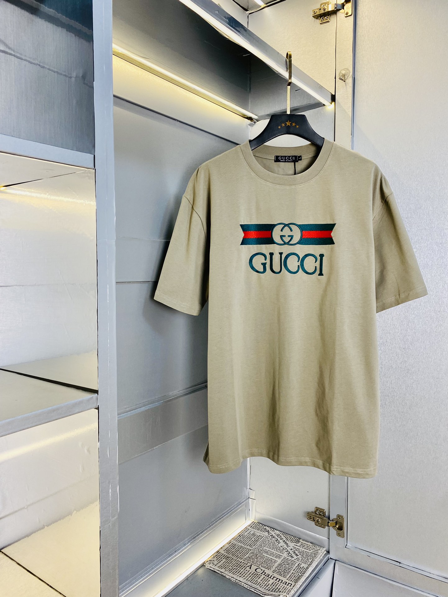 NO:472596,Wearable 220 kilograms Couple model Gucci Original quality 2025 latest men's short-sleeved T-shirt with high-end printed workmanship!  Selected counter custom-made pure cotton imported fabrics, all details are perfectly 1 to 1 replica, restore the authenticity 100% original hardware, high-end customized auxiliary materials, original factory original standard, excellent upper body effect!  S-XL (170/140 catties wear S), gucci, T-shirt, tees, t-shirt, alexander wang19860909可穿220斤 情侣款 古奇Gucci 原单品质 2025最新款 男装短袖T恤 高级印花做工！精选专柜订制纯棉进口面料 所有细节做工完美1比1复刻 还原正品百分百 原版五金 高端订制辅料 原厂原标 上身效果超赞！码数S-XL（170/140斤穿S）,,gucci,T-shirt,tees，t-shirt,alexander wang,Men's clothing