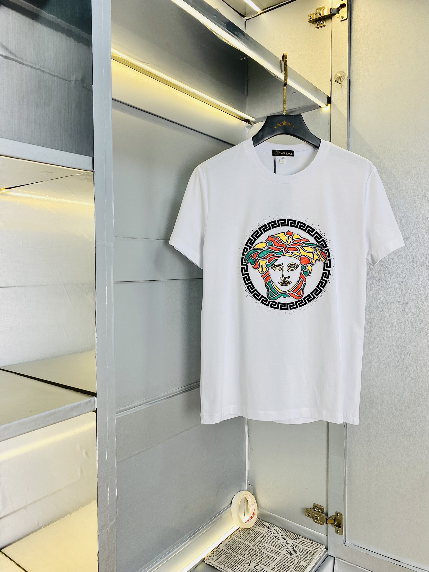 NO:159130,Wearable 200 catties Versace Versace Original quality Latest short-sleeved counter customized top-grade double mercerized cotton imported fabrics All details are perfectly 1 to 1 replicate, restore the authenticity 100% original hardware High-end custom auxiliary materials Original factory original standard The upper body effect is excellent Number of codes M-4XL,,versace,versace,T-shirt,alexander wang19860909可穿200斤 范思哲Versace 原单品质 最新款短袖 精选专柜订制顶级双丝光棉进口面料 所有细节做工完美1比1复刻 还原正品百分百 原版五金 高端订制辅料 原厂原标 上身效果超赞 码数 M-4XL,,versace,versace,T-shirt,alexander wang,Men's clothing