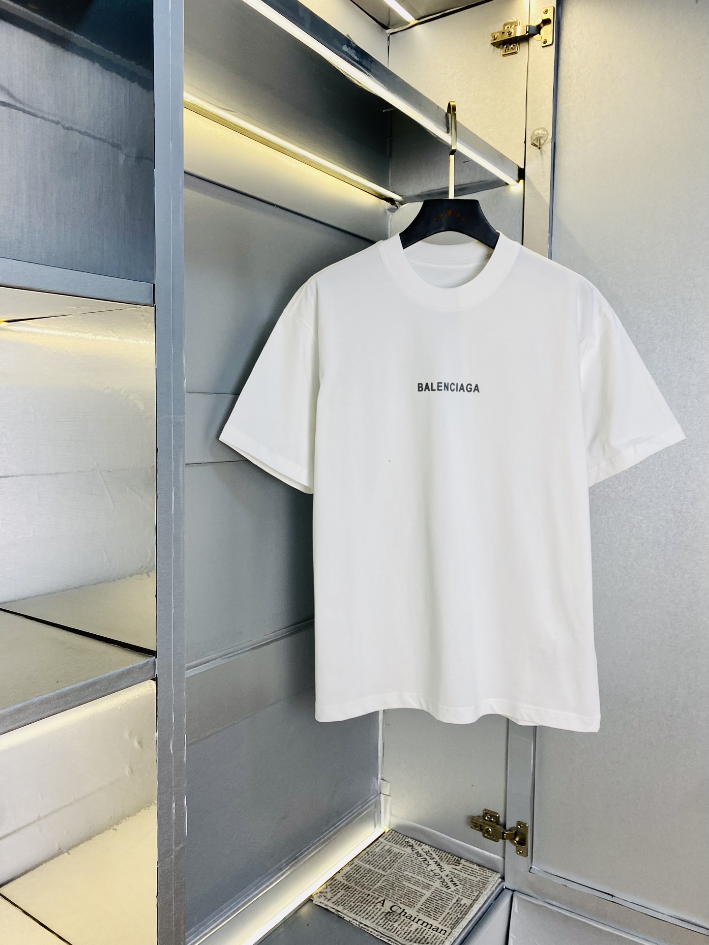 NO:131021,Wearing 210 pounds, gospel of fat man, couple outfit Balenciaga, original single quality, latest 2025, men's short-sleeved T-shirt, selected counter customized top mercerized cotton imported fabric, all details are perfectly 1 to 1 replica, restore the authentic 100% original hardware, high-end customized auxiliary materials, original factory original standard, excellent upper body effect!  M-3XL (175/130 catties M), balenciaga, balenciaga, T-shirt, tees, t-shirt, alexander wang19860909穿210斤 胖子福音 情侣装巴黎世家Balenciaga 原单品质 2025最新款 男装短袖T恤 精选专柜订制顶级丝光棉进口面料 所有细节做工完美1比1复刻 还原正品百分百 原版五金 高端订制辅料 原厂原标 上身效果超赞！码数偏大M-3XL(175/130斤穿M),,balenciaga,balenciaga,T-shirt,tees，t-shirt,alexander wang,Men's clothing