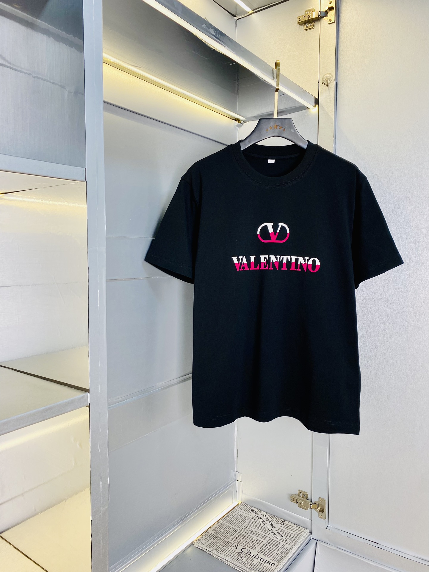 NO:131022,Wearing 210 pounds, Fatty Gospel, Couple outfit Valentino Valentino Original quality, 2025 latest style, men's short-sleeved T-shirt, selected counter customized top mercerized cotton imported fabric, all details are perfectly 1 to 1 replica, restore the authentic 100% original hardware, high-end customized auxiliary materials, original factory original standard, excellent upper body effect!  M-3XL (175/130 catties M), valentino, valentino, T-shirt, tees, t-shirt, alexander wang19860909穿210斤 胖子福音 情侣装华伦天奴Valentino 原单品质 2025最新款 男装短袖T恤 精选专柜订制顶级丝光棉进口面料 所有细节做工完美1比1复刻 还原正品百分百 原版五金 高端订制辅料 原厂原标 上身效果超赞！码数偏大M-3XL(175/130斤穿M),,valentino,valentino,T-shirt,tees，t-shirt,alexander wang,Men's clothing