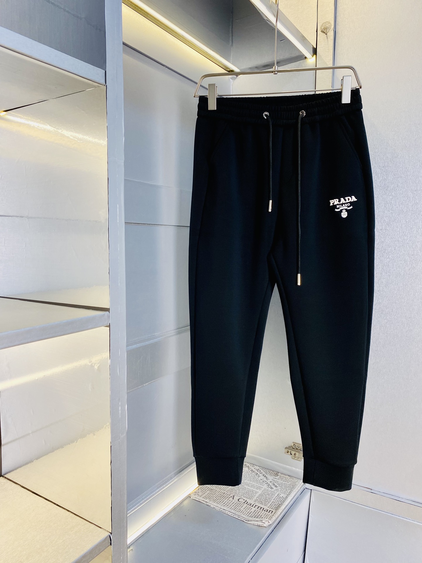 NO:122822,The original official website can wear 200 kilograms Prada Prada Simple and fashionable autumn and winter casual pants are very comfortable to wear, low-key and luxurious, very classy when worn, and there is no need to say much about the trousers style and cutting. The upper body is exquisite and vivid. The truly first-class quality is the real palace-grade casual pants elastic pants, which are made of Turkey's cotton, and the most famous tannin cloth is produced. The quality is excellent, and the pants are heavy washing makes the pants very soft!  Straight-footed style, not picky, the upper body is absolutely stylish, the waist is inlaid with silver jewelry, extremely luxurious. Size: M-3XL, prada, prada, alexander wang19860909官网原单货 可穿200斤普拉达Prada 简约时尚 秋冬款休闲裤长裤身穿着非常舒适 低调不失奢华 穿出去非常有档次,裤型款式和裁剪亦无需多言 上身精致跃然.真正一等一顶级质料 真正殿堂级的休闲裤松紧裤,选用土耳其的棉花 生产出最有名的单宁布 品质卓然,经过重水洗使得裤子很柔软！直脚的版型 不挑人 上身绝对的有型 裤腰镶嵌银饰达人设计 极度奢华.码数:M-3XL,,prada,prada,alexander wang,Men's clothing