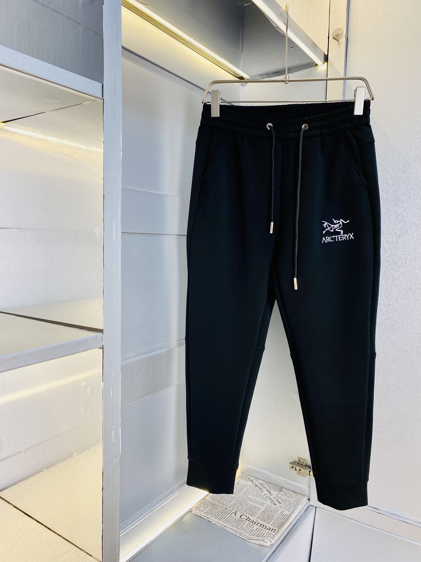 NO:122825,The original official website can wear 200 kilograms of Archaeopteryx. Simple and fashionable. The autumn and winter casual pants are very comfortable to wear. Low-key and luxurious. They are very classy when worn. There is no need to say much about the style and cutting of the pants. The upper body is exquisite and vivid. The truly first-class quality is the first-class quality. The elastic pants are made of Turkish cotton. The most famous tannin cloth is excellent. The quality is excellent. The pants are soft after heavy washing!  Straight-footed style, not picky, the upper body is absolutely stylish, the waist is inlaid with silver jewelry, extremely luxurious. Size: M-3XL, arc'teryx, alexander wang19860909官网原单货 可穿200斤始祖鸟Arcteryx 简约时尚 秋冬款休闲裤长裤身穿着非常舒适 低调不失奢华 穿出去非常有档次,裤型款式和裁剪亦无需多言 上身精致跃然.真正一等一顶级质料 真正殿堂级的休闲裤松紧裤,选用土耳其的棉花 生产出最有名的单宁布 品质卓然,经过重水洗使得裤子很柔软！直脚的版型 不挑人 上身绝对的有型 裤腰镶嵌银饰达人设计 极度奢华.码数:M-3XL,arc'teryx,alexander wang,Men's clothing