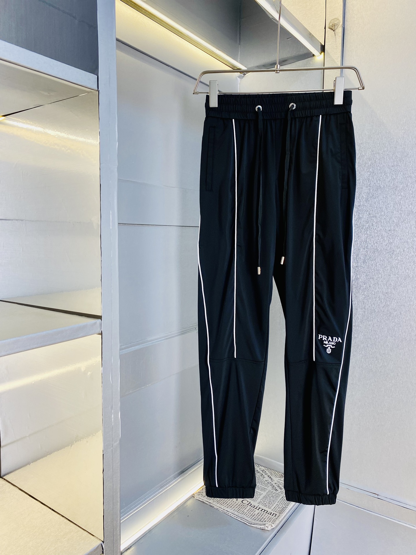 NO:121080,The original official website can wear 220 kilograms Prada Prada Simple and fashionable Early spring quick-drying pants casual pants wardrobe elastic pants cropped pants very comfortable to wear, low-key and luxurious, very classy when worn, and there is no need to say much about the trouser style and cutting. The upper body is exquisite and vivid. The truly first-class quality is the real-class casual pants elastic pants, which are made of Turkey cotton, and produce the most famous tannin cloth. The quality is excellent, and the pants are heavy washed to make the pants very soft!  Straight-footed style, not picky, absolutely stylish, expert design, extremely luxurious. Number of codes: M-4XL, prada, prada, alexander wang19860909官网原单货 可穿220斤普拉达Prada 简约时尚 早春款速干裤休闲裤卫裤松紧裤九分裤身穿着非常舒适 低调不失奢华 穿出去非常有档次,裤型款式和裁剪亦无需多言 上身精致跃然.真正一等一顶级质料 真正殿堂级的休闲裤松紧裤,选用土耳其的棉花 生产出最有名的单宁布 品质卓然,经过重水洗使得裤子很柔软！直脚的版型 不挑人 上身绝对的有型 达人设计 极度奢华.码数:M-4XL,,prada,prada,alexander wang,Men's clothing