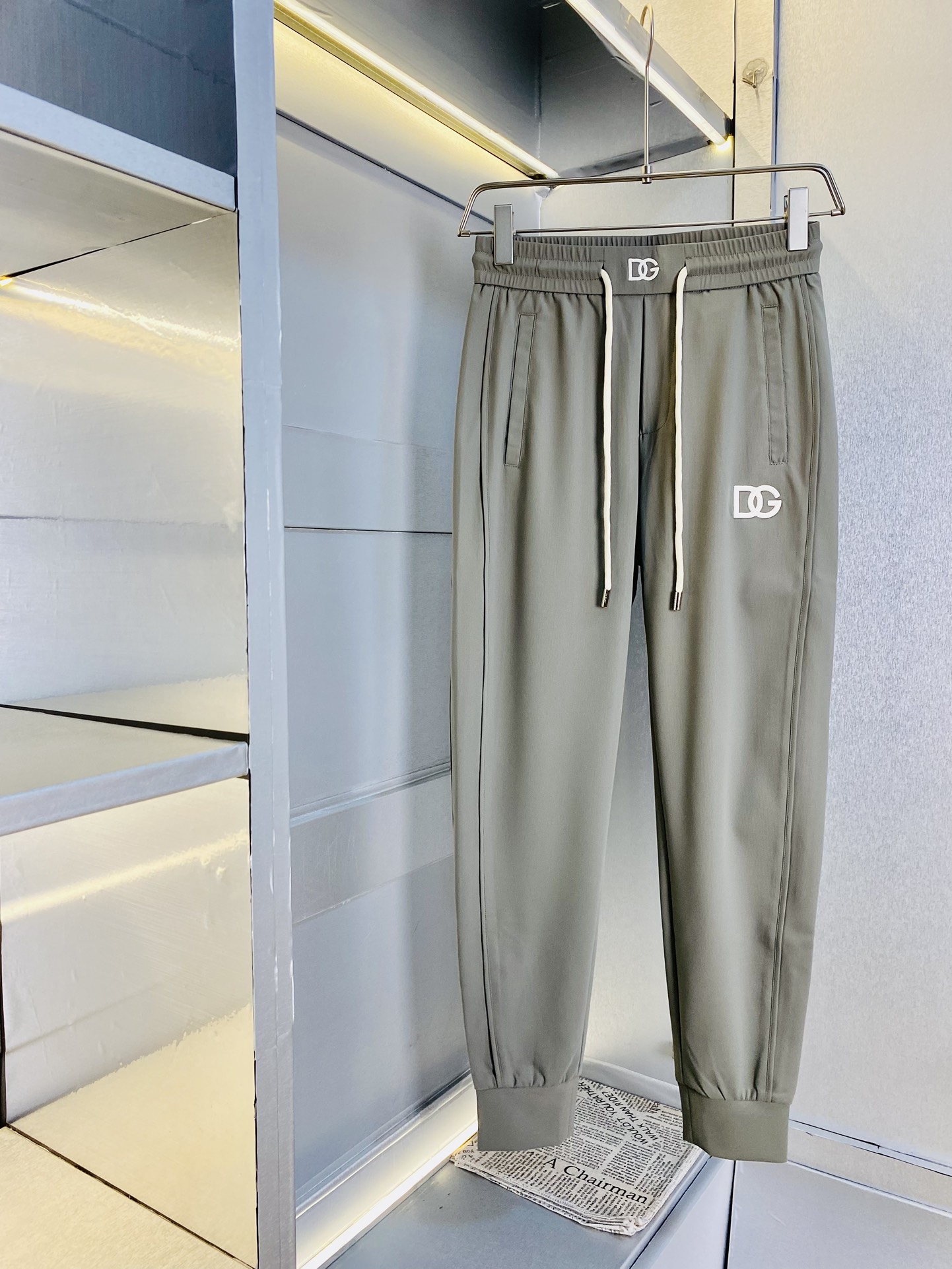 NO:126120,The original item on the official website can wear 220 kilograms of Dolce & Gabbana DG Simple and fashionable Early spring casual pants, wardrobe elastic pants, cropped pants, very comfortable to wear, low-key and luxurious, very classy when worn, and there is no need to say much about the style and cutting of the pants. The upper body is exquisite and vivid. The truly first-class quality is the real-class casual pants elastic pants, which are made of Turkey's cotton, and produce the most famous tannin cloth. The quality is excellent, and the pants are soft after heavy washing!  Straight-footed style, not picky, absolutely stylish, expert design, extremely luxurious. Number of codes: M-4XL, Dolce & Gabbana, Dolce & Gabbana, alexander wang19860909官网原单货 可穿220斤杜嘉班纳DG 简约时尚 早春款休闲裤卫裤松紧裤九分裤身穿着非常舒适 低调不失奢华 穿出去非常有档次,裤型款式和裁剪亦无需多言 上身精致跃然.真正一等一顶级质料 真正殿堂级的休闲裤松紧裤,选用土耳其的棉花 生产出最有名的单宁布 品质卓然,经过重水洗使得裤子很柔软！直脚的版型 不挑人 上身绝对的有型 达人设计 极度奢华.码数:M-4XL,,Dolce&Gabbana,Dolce&Gabbana,alexander wang,Men's clothing