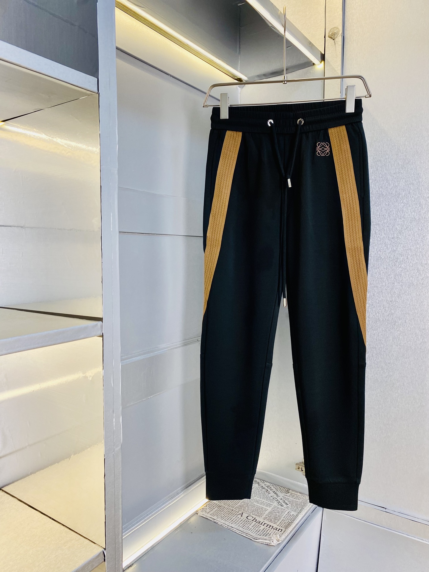 NO:126123,The original official website can wear 220 kilograms Loewe. Simple and fashionable. Early spring casual pants, wardrobe elastic pants, cropped pants, very comfortable to wear, low-key and luxurious, very classy when worn, and there is no need to say much about the style and cutting of the pants. The upper body is exquisite and vivid. The truly first-class quality is the real-class casual pants, elastic pants, made of Turkey cotton, and the most famous tannin cloth. The quality is excellent, and the pants are soft after heavy washing!  Straight-footed style, not picky, absolutely stylish, expert design, extremely luxurious. Number of sizes: M-4XL, loewe, loewe, alexander wang19860909官网原单货 可穿220斤罗意威Loewe 简约时尚 早春款休闲裤卫裤松紧裤九分裤身穿着非常舒适 低调不失奢华 穿出去非常有档次,裤型款式和裁剪亦无需多言 上身精致跃然.真正一等一顶级质料 真正殿堂级的休闲裤松紧裤,选用土耳其的棉花 生产出最有名的单宁布 品质卓然,经过重水洗使得裤子很柔软！直脚的版型 不挑人 上身绝对的有型 达人设计 极度奢华.码数:M-4XL,,loewe,loewe,alexander wang,Men's clothing