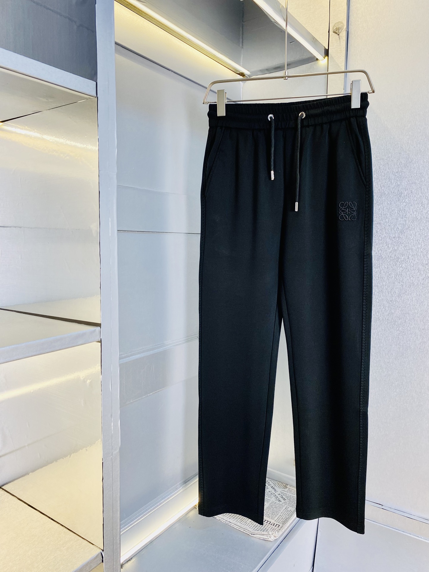 NO:126126,The original official website can wear 220 kilograms Loewe. Simple and fashionable. Early spring casual pants, wardrobe elastic pants, straight trousers, wide-leg pants, very comfortable to wear, low-key and luxurious, very classy when worn, and there is no need to say much about the style and cutting of the pants. The upper body is exquisite and vivid. The truly first-class material. The truly palace-grade casual pants, elastic pants, are made of Turkey's cotton, produce the most famous tannin cloth. The quality is excellent, and the pants are soft after heavy washing!  Straight-footed style, not picky, absolutely stylish, expert design, extremely luxurious. Number of sizes: M-4XL, loewe, loewe, alexander wang19860909官网原单货 可穿220斤罗意威Loewe 简约时尚 早春款休闲裤卫裤松紧裤直筒裤长裤阔腿裤身穿着非常舒适 低调不失奢华 穿出去非常有档次,裤型款式和裁剪亦无需多言 上身精致跃然.真正一等一顶级质料 真正殿堂级的休闲裤松紧裤,选用土耳其的棉花 生产出最有名的单宁布 品质卓然,经过重水洗使得裤子很柔软！直脚的版型 不挑人 上身绝对的有型 达人设计 极度奢华.码数:M-4XL,,loewe,loewe,alexander wang,Men's clothing