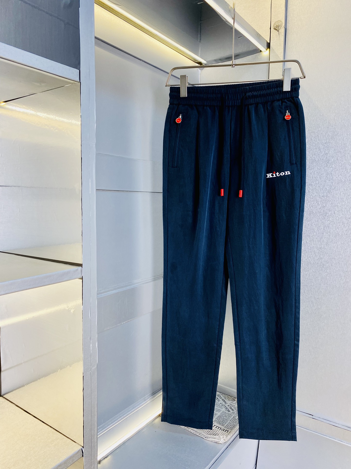 NO:130984,The original item on the official website can wear 220 kilograms of Chiton Kiton Simple and fashionable Early spring casual pants, wardrobe elastic pants, straight trousers, trousers, very comfortable to wear, low-key and luxurious, very classy when worn, trousers style and cutting, and the upper body is exquisite and vivid. The truly first-class quality is the truly palace-level casual pants elastic pants, which are made of Turkey's cotton, produce the most famous tannin cloth. The quality is excellent, and the pants are soft after heavy washing!  Straight-footed style, not picky, absolutely stylish, expert design, extremely luxurious. Number of sizes: M-4XL, alexander wang19860909官网原单货 可穿220斤奇敦Kiton 简约时尚 早春款休闲裤卫裤松紧裤直筒裤长裤身穿着非常舒适 低调不失奢华 穿出去非常有档次,裤型款式和裁剪亦无需多言 上身精致跃然.真正一等一顶级质料 真正殿堂级的休闲裤松紧裤,选用土耳其的棉花 生产出最有名的单宁布 品质卓然,经过重水洗使得裤子很柔软！直脚的版型 不挑人 上身绝对的有型 达人设计 极度奢华.码数:M-4XL,,alexander wang,Men's clothing