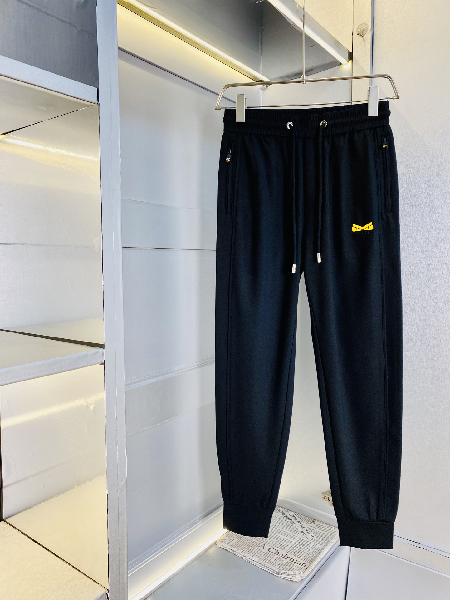 NO:126129,The original official website can wear 220 kilograms Fendi Fendi Simple and fashionable Early spring casual pants, wardrobe elastic pants, cropped pants, very comfortable to wear, low-key and luxurious, very classy when worn, and there is no need to say much about the style and cutting of the pants. The upper body is exquisite and vivid. The truly first-class quality is the real-class casual pants, elastic pants, choose Turkish cotton, and produce the most famous tannin cloth. The quality is excellent, and the pants are soft after heavy washing!  Straight-footed style, not picky, absolutely stylish, expert design, extremely luxurious. Number of codes: M-4XL, fendi, fendi, alexander wang19860909官网原单货 可穿220斤芬迪Fendi 简约时尚 早春款休闲裤卫裤松紧裤九分裤身穿着非常舒适 低调不失奢华 穿出去非常有档次,裤型款式和裁剪亦无需多言 上身精致跃然.真正一等一顶级质料 真正殿堂级的休闲裤松紧裤,选用土耳其的棉花 生产出最有名的单宁布 品质卓然,经过重水洗使得裤子很柔软！直脚的版型 不挑人 上身绝对的有型 达人设计 极度奢华.码数:M-4XL,,fendi,fendi,alexander wang,Men's clothing