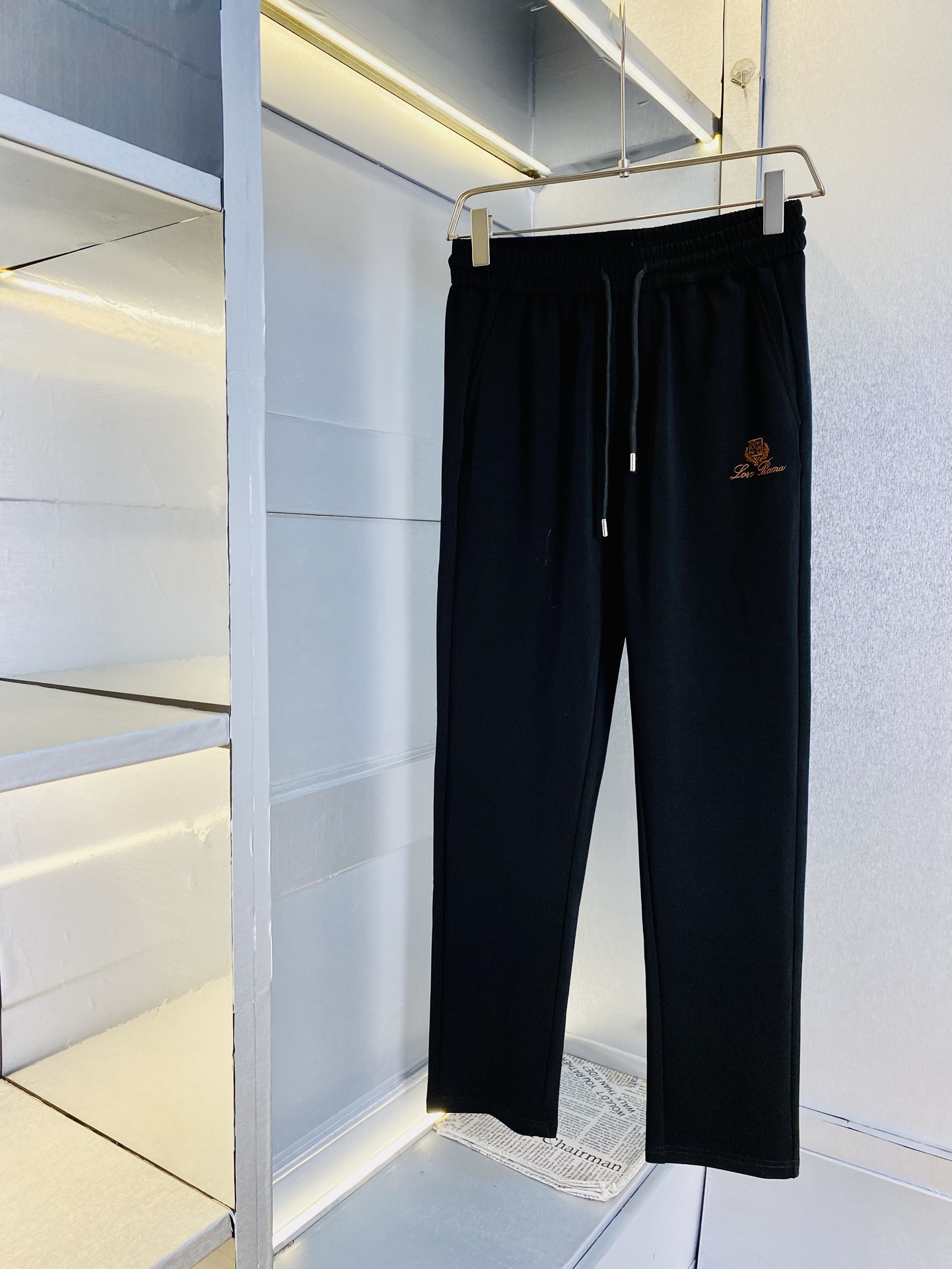 NO:126132,The original official website can wear 220 kilograms of LP, simple and fashionable, early spring casual pants, wardrobe elastic pants, trousers, straight pants, very comfortable to wear, low-key and luxurious, very classy when worn, trousers style and cutting, and the upper body is exquisite and vivid. The truly first-class quality is the real-class casual pants, elastic pants, made of Turkey cotton, and the most famous tannin cloth. The quality is excellent, and the pants are soft after heavy washing!  Straight-footed style, not picky, absolutely stylish, expert design, extremely luxurious. Number of sizes: M-4XL, loro piano, alexander wang19860909官网原单货 可穿220斤LP 简约时尚 早春款休闲裤卫裤松紧裤长裤直筒裤身穿着非常舒适 低调不失奢华 穿出去非常有档次,裤型款式和裁剪亦无需多言 上身精致跃然.真正一等一顶级质料 真正殿堂级的休闲裤松紧裤,选用土耳其的棉花 生产出最有名的单宁布 品质卓然,经过重水洗使得裤子很柔软！直脚的版型 不挑人 上身绝对的有型 达人设计 极度奢华.码数:M-4XL,,loro piana,alexander wang,Men's clothing