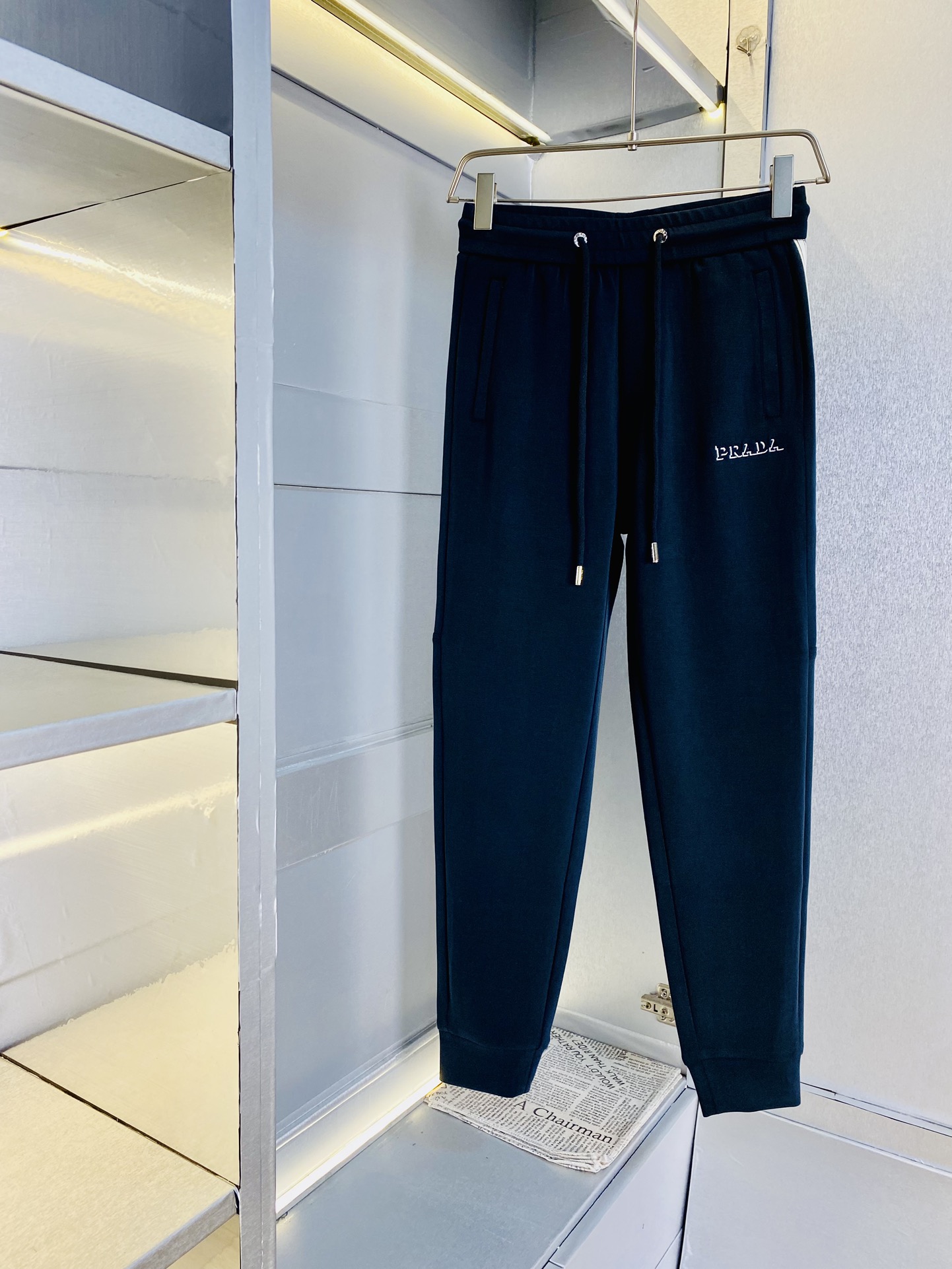 NO:126135,The original item on the official website can wear 220 kilograms Prada. Simple and fashionable. Early spring casual pants, wardrobe elastic pants, cropped pants, very comfortable to wear, low-key and luxurious, very classy when worn, and there is no need to say much about the style and cutting of the pants. The upper body is exquisite and vivid. The truly first-class quality is the real-class casual pants, elastic pants, choose Turkish cotton, and produce the most famous tannin cloth. The quality is excellent, and the pants are soft after heavy washing!  Straight-footed style, not picky, absolutely stylish, expert design, extremely luxurious. Number of codes: M-4XL, prada, prada, alexander wang19860909官网原单货 可穿220斤普拉达Prada 简约时尚 早春款休闲裤卫裤松紧裤九分裤身穿着非常舒适 低调不失奢华 穿出去非常有档次,裤型款式和裁剪亦无需多言 上身精致跃然.真正一等一顶级质料 真正殿堂级的休闲裤松紧裤,选用土耳其的棉花 生产出最有名的单宁布 品质卓然,经过重水洗使得裤子很柔软！直脚的版型 不挑人 上身绝对的有型 达人设计 极度奢华.码数:M-4XL,,prada,prada,alexander wang,Men's clothing