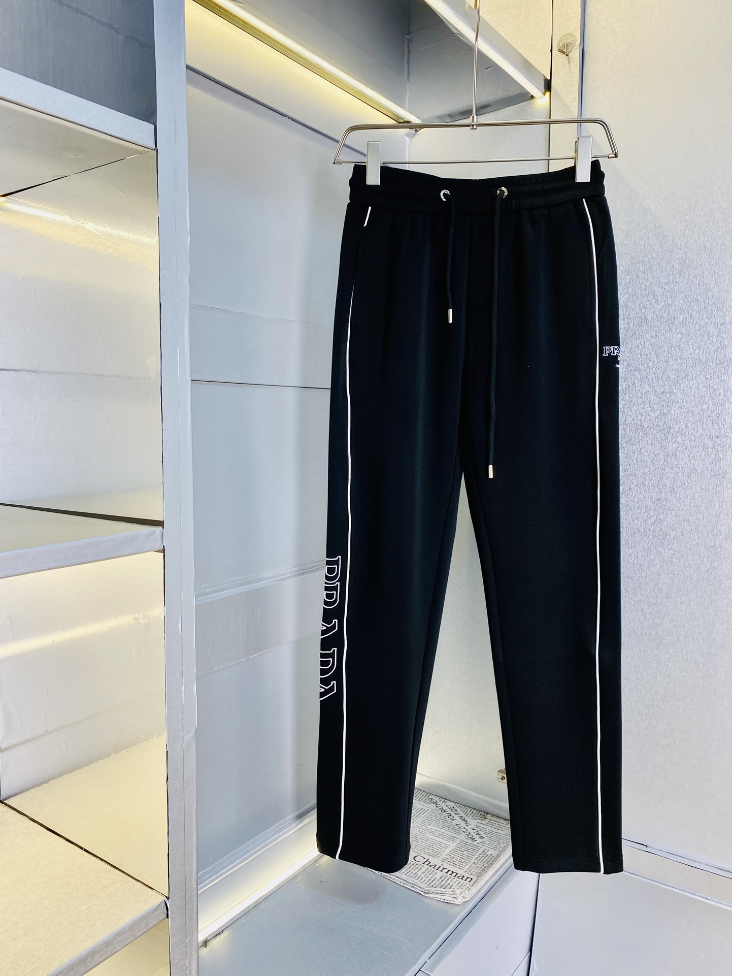 NO:126138,The original official website can wear 220 kilograms Prada Prada Simple and fashionable Early spring casual pants, wardrobe elastic pants, trousers, straight pants, very comfortable to wear, low-key and luxurious, very classy when worn, trousers style and cutting, no need to say much about the top body, the top quality is truly first-class, the real-class casual pants elastic pants, choose Turkish cotton to produce the most famous tannin cloth, excellent quality, heavy washing makes the pants very soft!  Straight-footed style, not picky, absolutely stylish, expert design, extremely luxurious. Number of codes: M-4XL, prada, prada, alexander wang19860909官网原单货 可穿220斤普拉达Prada 简约时尚 早春款休闲裤卫裤松紧裤长裤直筒裤身穿着非常舒适 低调不失奢华 穿出去非常有档次,裤型款式和裁剪亦无需多言 上身精致跃然.真正一等一顶级质料 真正殿堂级的休闲裤松紧裤,选用土耳其的棉花 生产出最有名的单宁布 品质卓然,经过重水洗使得裤子很柔软！直脚的版型 不挑人 上身绝对的有型 达人设计 极度奢华.码数:M-4XL,,prada,prada,alexander wang,Men's clothing