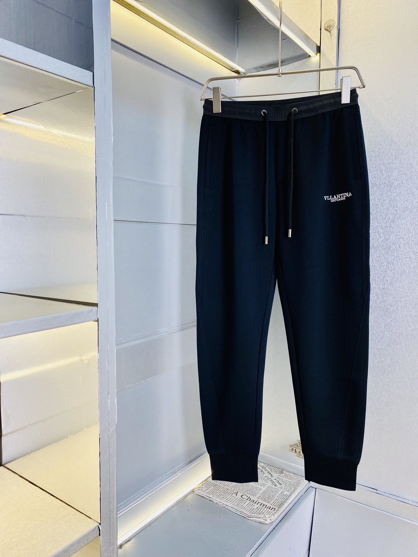 NO:126141,The original official website can wear 220 kilograms of Valentino. Simple and fashionable. Early spring casual pants, wardrobe elastic pants, cropped pants, very comfortable to wear, low-key and luxurious, very classy when worn, and there is no need to say much about the style and cutting of the pants. The upper body is exquisite and vivid. The truly first-class quality is the real-class casual pants, elastic pants, choose Turkish cotton, and produce the most famous tannin cloth. The quality is excellent, and the pants are soft after heavy washing!  Straight-footed style, not picky, absolutely stylish, expert design, extremely luxurious. Number of codes: M-4XL, valentino, valentino, alexander wang19860909官网原单货 可穿220斤华伦天奴Valentino 简约时尚 早春款休闲裤卫裤松紧裤九分裤身穿着非常舒适 低调不失奢华 穿出去非常有档次,裤型款式和裁剪亦无需多言 上身精致跃然.真正一等一顶级质料 真正殿堂级的休闲裤松紧裤,选用土耳其的棉花 生产出最有名的单宁布 品质卓然,经过重水洗使得裤子很柔软！直脚的版型 不挑人 上身绝对的有型 达人设计 极度奢华.码数:M-4XL,,valentino,valentino,alexander wang,Men's clothing