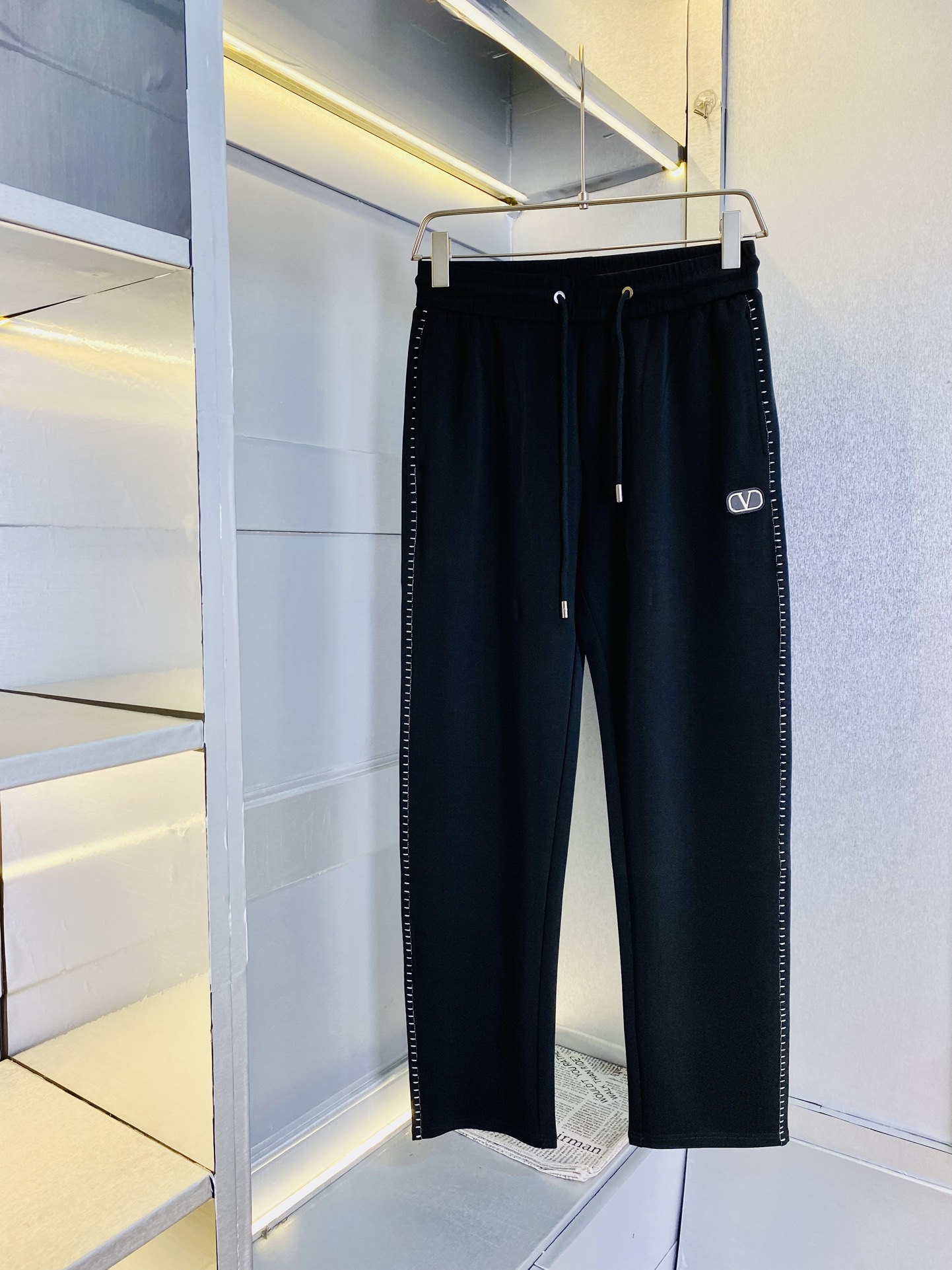 NO:126144,The original official website can wear 220 kilograms of Valentino. Simple and fashionable. Early spring casual pants, wardrobe elastic pants, straight trousers, trousers, very comfortable to wear, low-key and luxurious, very classy when worn, and there is no need to say much about the style and cutting of the pants. The upper body is exquisite and vivid. The truly first-class quality is the real-class casual pants, elastic pants, and the choice of Turkish cotton to produce the most famous tannin cloth. The quality is excellent, and the pants are soft after heavy washing!  Straight-footed style, not picky, absolutely stylish, expert design, extremely luxurious. Number of codes: M-4XL, valentino, valentino, alexander wang19860909官网原单货 可穿220斤华伦天奴Valentino 简约时尚 早春款休闲裤卫裤松紧裤直筒裤长裤身穿着非常舒适 低调不失奢华 穿出去非常有档次,裤型款式和裁剪亦无需多言 上身精致跃然.真正一等一顶级质料 真正殿堂级的休闲裤松紧裤,选用土耳其的棉花 生产出最有名的单宁布 品质卓然,经过重水洗使得裤子很柔软！直脚的版型 不挑人 上身绝对的有型 达人设计 极度奢华.码数:M-4XL,,valentino,valentino,alexander wang,Men's clothing