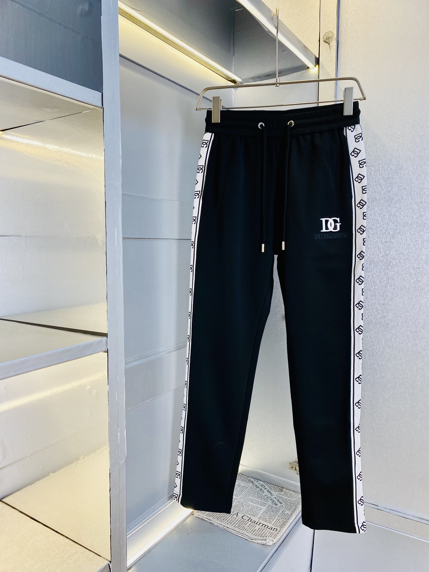 NO:117914,The original item on the official website can wear 220 kilograms of Dolce & Gabbana DG Simple and fashionable Early spring casual pants, wardrobe elastic pants, trousers, straight pants, very comfortable to wear, low-key and luxurious, very classy when worn, trousers style and cutting, and the upper body is exquisite and vivid. The truly first-class quality is the real-class casual pants elastic pants, which are made of Turkey's cotton, produce the most famous tannin cloth. The quality is excellent, and the pants are heavy washed to make the pants very soft!  Straight-footed style, not picky, absolutely stylish, expert design, extremely luxurious. Number of codes: M-4XL, Dolce & Gabbana, Dolce & Gabbana, alexander wang19860909官网原单货 可穿220斤杜嘉班纳DG 简约时尚 早春款休闲裤卫裤松紧裤长裤直筒裤身穿着非常舒适 低调不失奢华 穿出去非常有档次,裤型款式和裁剪亦无需多言 上身精致跃然.真正一等一顶级质料 真正殿堂级的休闲裤松紧裤,选用土耳其的棉花 生产出最有名的单宁布 品质卓然,经过重水洗使得裤子很柔软！直脚的版型 不挑人 上身绝对的有型 达人设计 极度奢华.码数:M-4XL,,Dolce&Gabbana,Dolce&Gabbana,alexander wang,Men's clothing