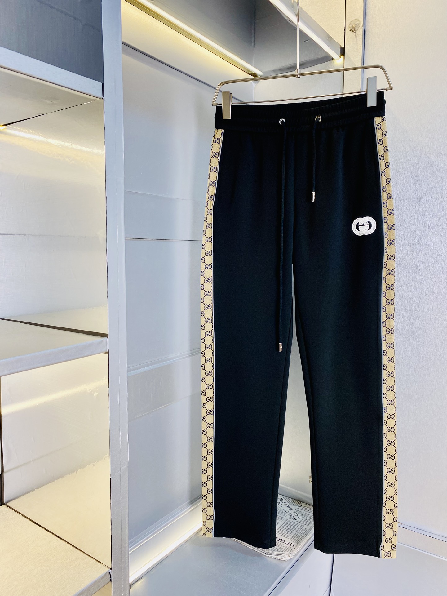 NO:117933,The original official website can wear 220 kilograms of Gucci. Simple and fashionable. Early spring casual pants, wardrobe elastic pants, trousers, straight pants, very comfortable to wear, low-key and luxurious, very classy when worn, and there is no need to say much about the style and cutting of the pants. The upper body is exquisite and vivid. The truly first-class quality is the real-class casual pants, elastic pants, made of Turkey cotton, and the most famous tannin cloth. The quality is excellent, and the pants are soft after heavy washing!  Straight-footed style, not picky, absolutely stylish, expert design, extremely luxurious. Number of codes: M-4XL, gucci, alexander wang19860909官网原单货 可穿220斤古奇Gucci 简约时尚 早春款休闲裤卫裤松紧裤长裤直筒裤身穿着非常舒适 低调不失奢华 穿出去非常有档次,裤型款式和裁剪亦无需多言 上身精致跃然.真正一等一顶级质料 真正殿堂级的休闲裤松紧裤,选用土耳其的棉花 生产出最有名的单宁布 品质卓然,经过重水洗使得裤子很柔软！直脚的版型 不挑人 上身绝对的有型 达人设计 极度奢华.码数:M-4XL,,gucci,alexander wang,Men's clothing