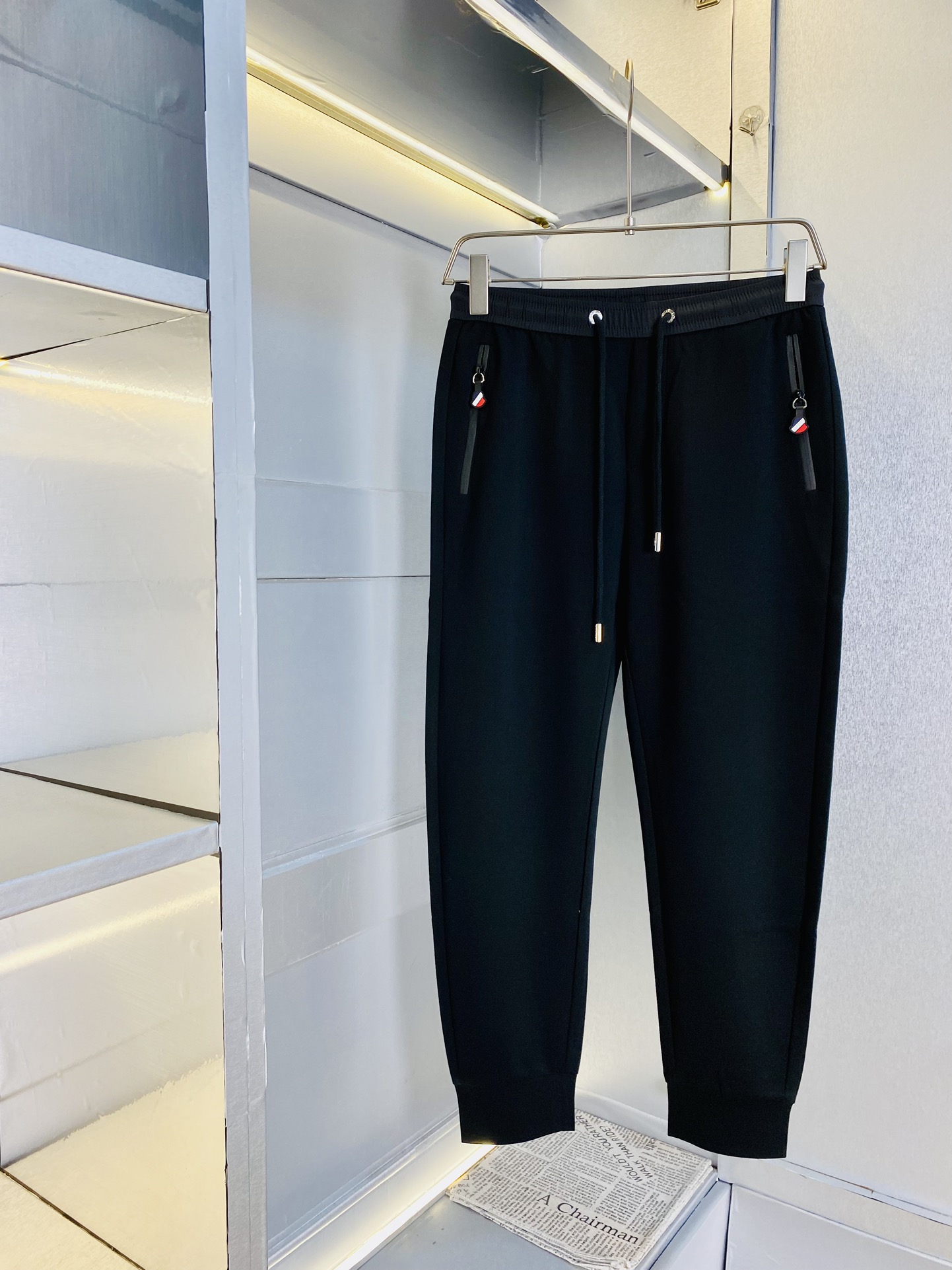 NO:128896,The original official website can wear 220 kilograms of silhouette Moncler Simple and fashionable Early spring casual pants, wardrobe elastic pants, cropped pants, very comfortable to wear, low-key and luxurious, very classy when worn, and there is no need to say much about the style and cutting of the pants. The upper body is exquisite and vivid. The truly first-class quality is the real-class casual pants elastic pants, which are made of Turkey's cotton, and produce the most famous tannin cloth. The quality is excellent, and the pants are soft after heavy washing!  Straight-footed style, not picky, absolutely stylish, expert design, extremely luxurious. Number of sizes: M-4XL, christian louboutin, Moncler, alexander wang19860909官网原单货 可穿220斤蒙口Moncler 简约时尚 早春款休闲裤卫裤松紧裤九分裤身穿着非常舒适 低调不失奢华 穿出去非常有档次,裤型款式和裁剪亦无需多言 上身精致跃然.真正一等一顶级质料 真正殿堂级的休闲裤松紧裤,选用土耳其的棉花 生产出最有名的单宁布 品质卓然,经过重水洗使得裤子很柔软！直脚的版型 不挑人 上身绝对的有型 达人设计 极度奢华.码数:M-4XL,,christian louboutin,Moncler,alexander wang,Men's clothing