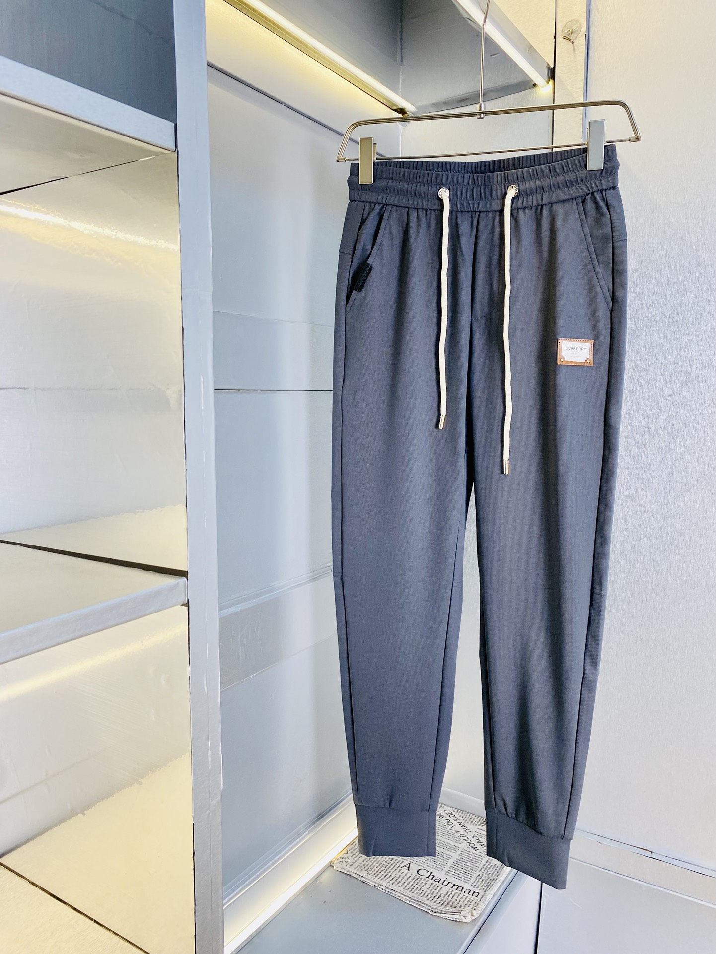 NO:121083,The original item on the official website can wear 220 kilograms Burberry. Simple and fashionable. Early spring casual pants, wardrobe elastic pants, cropped pants, very comfortable to wear, low-key and luxurious, very classy when worn, and there is no need to say much about the style and cutting of the pants. The upper body is exquisite and vivid. The truly first-class quality is the real-class casual pants, elastic pants, made of Turkey's cotton, and the most famous tannin cloth is produced. The quality is excellent, and the pants are soft after heavy washing!  Straight-footed style, not picky, absolutely stylish, expert design, extremely luxurious. Number of codes: M-4XL, burberry, burberry, alexander wang19860909官网原单货 可穿220斤巴宝莉Burberry 简约时尚 早春款休闲裤卫裤松紧裤九分裤身穿着非常舒适 低调不失奢华 穿出去非常有档次,裤型款式和裁剪亦无需多言 上身精致跃然.真正一等一顶级质料 真正殿堂级的休闲裤松紧裤,选用土耳其的棉花 生产出最有名的单宁布 品质卓然,经过重水洗使得裤子很柔软！直脚的版型 不挑人 上身绝对的有型 达人设计 极度奢华.码数:M-4XL,,burberry,burberry,alexander wang,Men's clothing