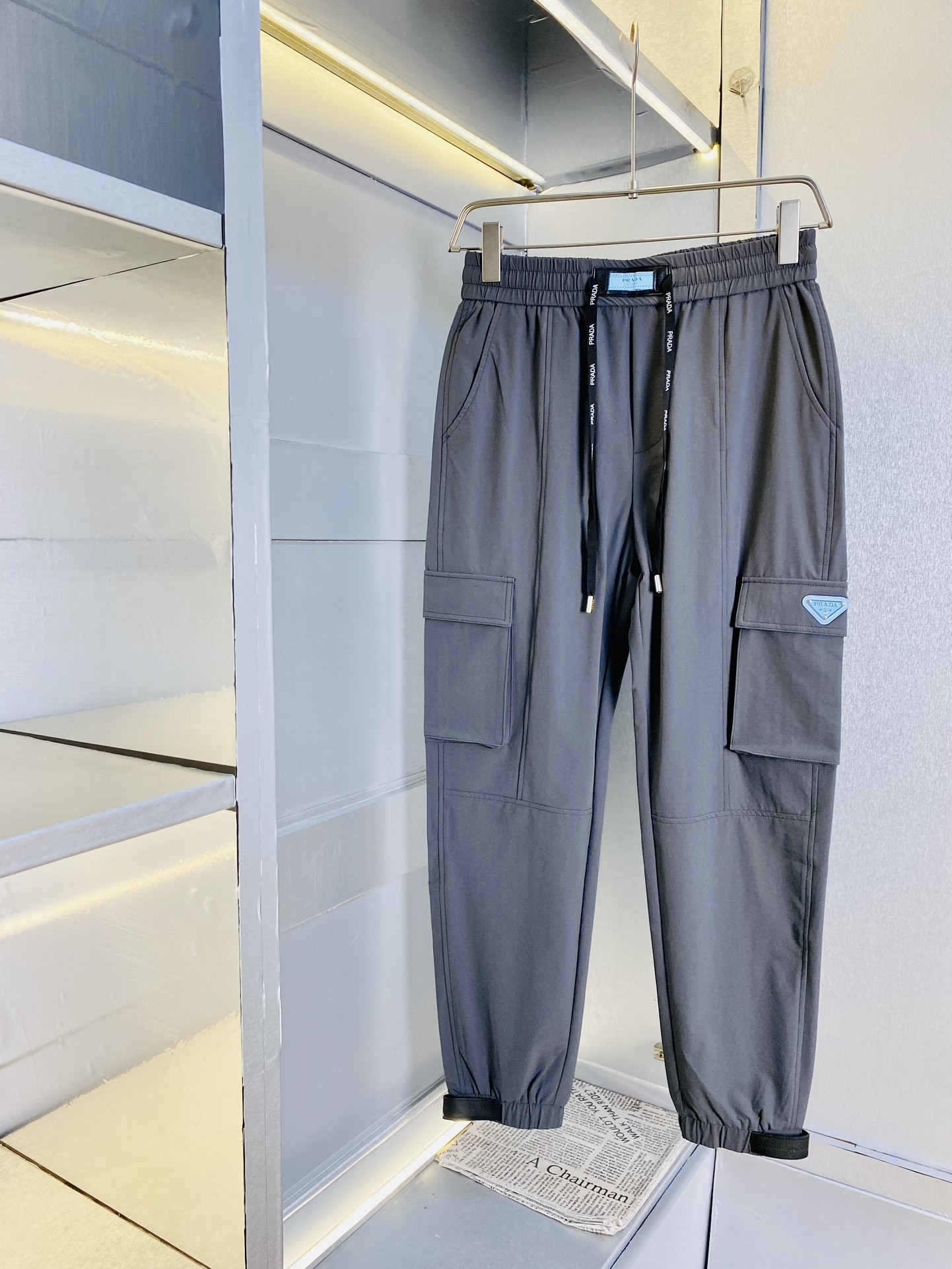 NO:117915,The original item on the official website can wear 220 kilograms Prada. Simple and fashionable. Early spring casual pants, wardrobe elastic pants, cropped pants, very comfortable to wear, low-key and luxurious, very classy when worn, and there is no need to say much about the style and cutting of the pants. The upper body is exquisite and vivid. The truly first-class quality is the real-class casual pants, elastic pants, choose Turkish cotton, and produce the most famous tannin cloth. The quality is excellent, and the pants are soft after heavy washing!  Straight-footed style, not picky, absolutely stylish, expert design, extremely luxurious. Number of codes: M-4XL, prada, prada, alexander wang19860909官网原单货 可穿220斤普拉达Prada 简约时尚 早春款休闲裤卫裤松紧裤九分裤身穿着非常舒适 低调不失奢华 穿出去非常有档次,裤型款式和裁剪亦无需多言 上身精致跃然.真正一等一顶级质料 真正殿堂级的休闲裤松紧裤,选用土耳其的棉花 生产出最有名的单宁布 品质卓然,经过重水洗使得裤子很柔软！直脚的版型 不挑人 上身绝对的有型 达人设计 极度奢华.码数:M-4XL,,prada,prada,alexander wang,Men's clothing