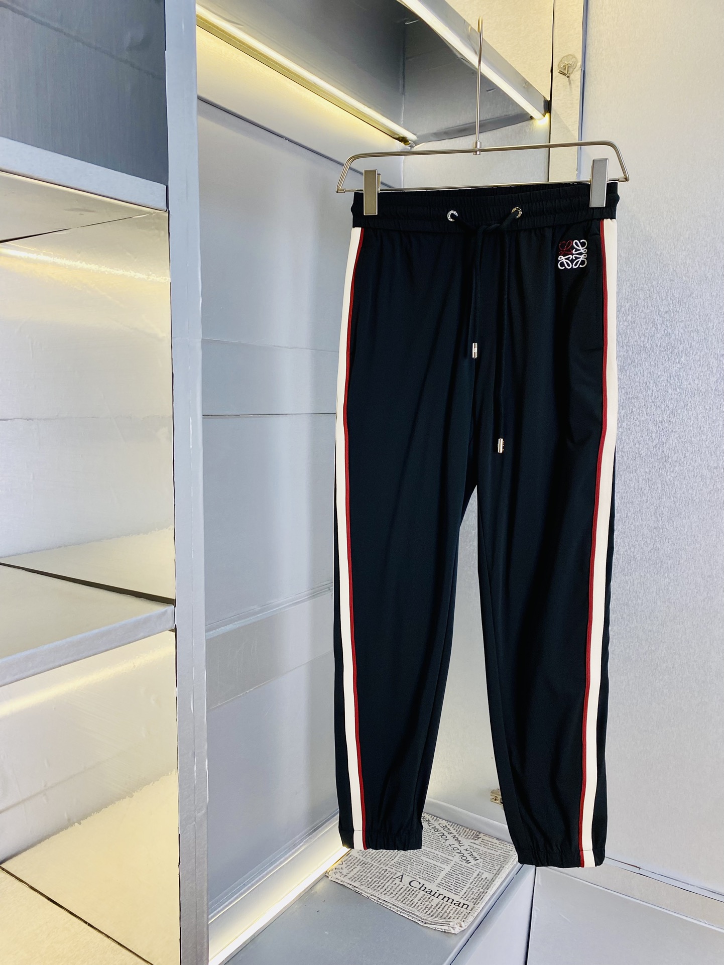 NO:121073,The original official website can wear 220 kilograms Loewe. Simple and fashionable. Early spring casual pants, wardrobe elastic pants, cropped pants, quick-drying pants, very comfortable to wear, low-key and luxurious, very classy when worn, and there is no need to say much about the style and cutting of the pants. The upper body is exquisite and vivid. The truly first-class quality is the real-class casual pants, elastic pants, and the choice of Turkish cotton, produces the most famous tannin cloth. The quality is excellent, and the pants are soft after heavy washing!  Straight-footed style, not picky, absolutely stylish, expert design, extremely luxurious. Number of sizes: M-4XL, loewe, loewe, alexander wang19860909官网原单货 可穿220斤罗意威Loewe 简约时尚 早春款休闲裤卫裤松紧裤九分裤速干裤身穿着非常舒适 低调不失奢华 穿出去非常有档次,裤型款式和裁剪亦无需多言 上身精致跃然.真正一等一顶级质料 真正殿堂级的休闲裤松紧裤,选用土耳其的棉花 生产出最有名的单宁布 品质卓然,经过重水洗使得裤子很柔软！直脚的版型 不挑人 上身绝对的有型 达人设计 极度奢华.码数:M-4XL,,loewe,loewe,alexander wang,Men's clothing