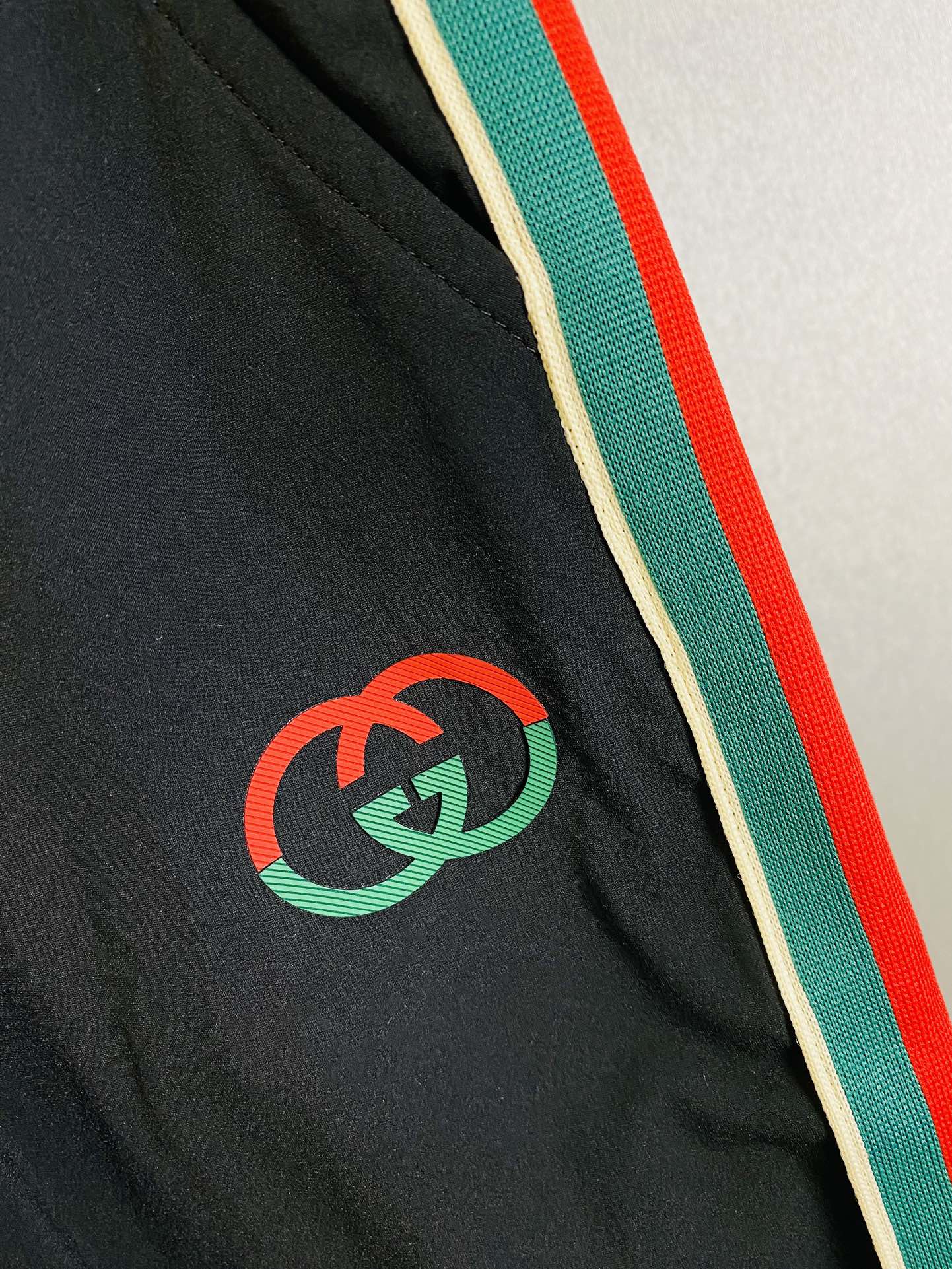  P260 官网原单货 可穿220斤🔥古奇Gucci 简约时尚 早春款休闲裤卫裤松紧裤九分裤速干裤👖身穿着非常舒适 低调不失奢华 穿出去非常有档次,裤型款式和裁剪亦无需多言 上身精致跃然.真正一等一顶级质料 真正殿堂级的休闲裤松紧裤,选用土耳其的棉花 生产出最有名的单宁布 品质卓然,经过重水洗使得裤子很柔软！直脚的版型 不挑人 上身绝对的有型 达人设计 极度奢华。码数:M-4XL