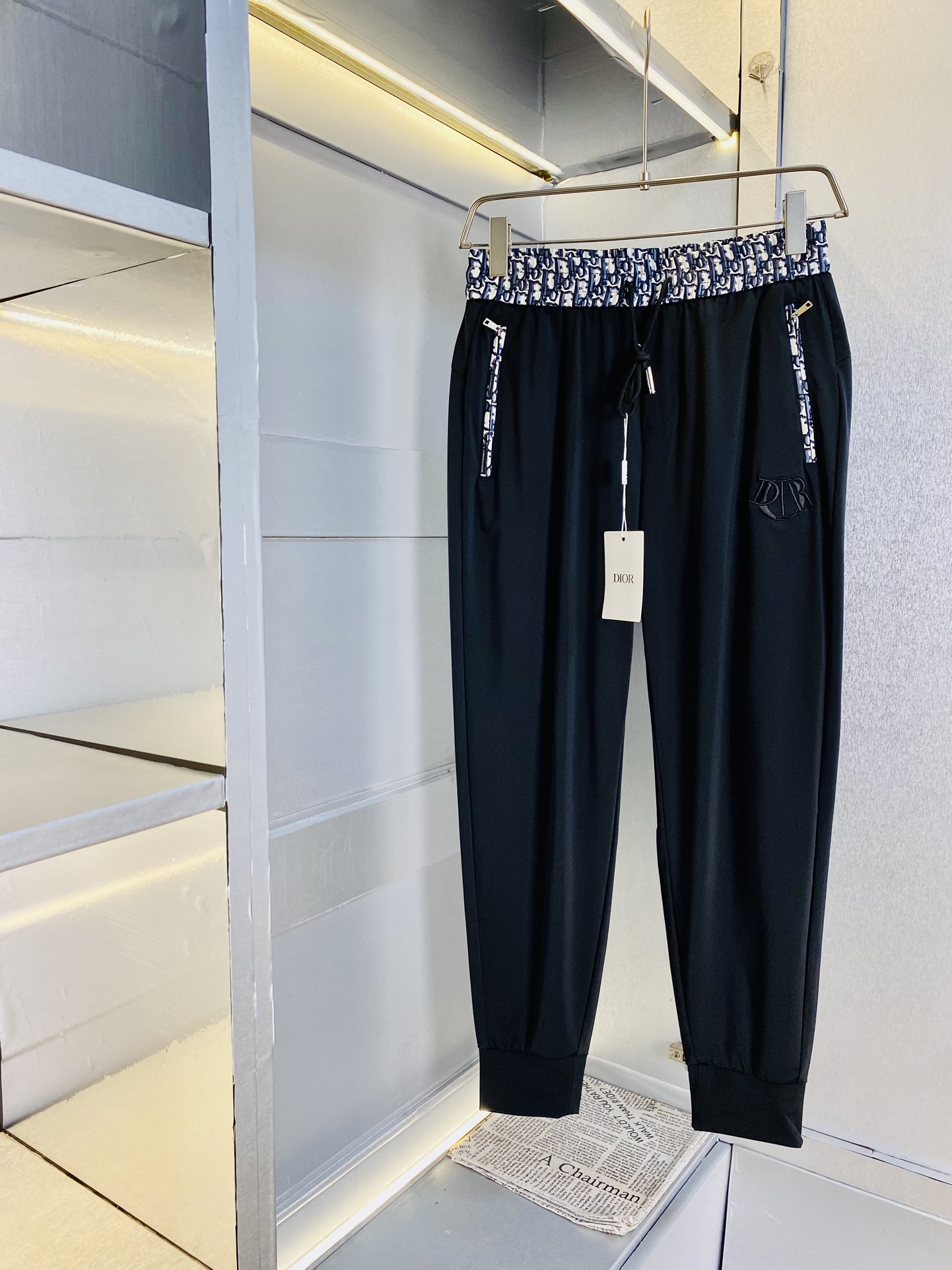 NO:117927,The original official website can wear 220 kilogram Dior simple and fashionable. Early spring casual pants, wardrobe elastic pants, cropped pants, quick-drying pants, very comfortable to wear, low-key and luxurious, very classy when worn, and there is no need to say much about the style and cutting of the pants. The upper body is exquisite and vivid. The truly first-class quality is the real-class casual pants, elastic pants, choose Turkish cotton, and produce the most famous tannin cloth. The quality is excellent, and the pants are soft after heavy washing!  Straight-footed style, not picky, absolutely stylish, expert design, extremely luxurious. Number of codes: M-4XL,,dior,dior,alexander wang19860909官网原单货 可穿220斤迪奥Dior 简约时尚 早春款休闲裤卫裤松紧裤九分裤速干裤身穿着非常舒适 低调不失奢华 穿出去非常有档次,裤型款式和裁剪亦无需多言 上身精致跃然.真正一等一顶级质料 真正殿堂级的休闲裤松紧裤,选用土耳其的棉花 生产出最有名的单宁布 品质卓然,经过重水洗使得裤子很柔软！直脚的版型 不挑人 上身绝对的有型 达人设计 极度奢华.码数:M-4XL,,dior,dior,alexander wang,Men's clothing