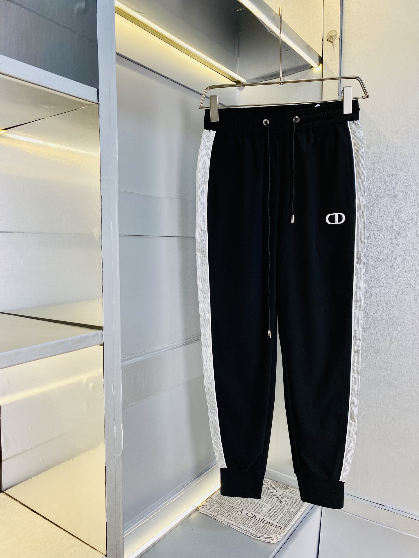 NO:117918,The original official website can wear 220 kilogram Dior simple and fashionable. Early spring casual pants, wardrobe elastic pants, cropped pants, quick-drying pants, very comfortable to wear, low-key and luxurious, very classy when worn, and there is no need to say much about the style and cutting of the pants. The upper body is exquisite and vivid. The truly first-class quality is the real-class casual pants, elastic pants, choose Turkish cotton, and produce the most famous tannin cloth. The quality is excellent, and the pants are soft after heavy washing!  Straight-footed style, not picky, absolutely stylish, expert design, extremely luxurious. Number of codes: M-4XL,,dior,dior,alexander wang19860909官网原单货 可穿220斤迪奥Dior 简约时尚 早春款休闲裤卫裤松紧裤九分裤速干裤身穿着非常舒适 低调不失奢华 穿出去非常有档次,裤型款式和裁剪亦无需多言 上身精致跃然.真正一等一顶级质料 真正殿堂级的休闲裤松紧裤,选用土耳其的棉花 生产出最有名的单宁布 品质卓然,经过重水洗使得裤子很柔软！直脚的版型 不挑人 上身绝对的有型 达人设计 极度奢华.码数:M-4XL,,dior,dior,alexander wang,Men's clothing