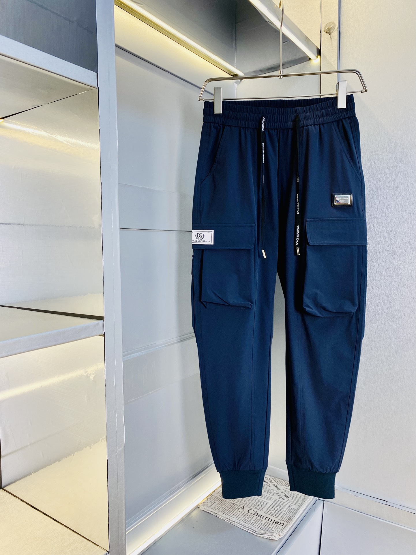 NO:121089,The original item on the official website can wear 220 kilograms of Dolce & Gabbana DG Simple and fashionable Early spring casual pants, wardrobe elastic pants, cropped pants, very comfortable to wear, low-key and luxurious, very classy when worn, and there is no need to say much about the style and cutting of the pants. The upper body is exquisite and vivid. The truly first-class quality is the real-class casual pants elastic pants, which are made of Turkey's cotton, and produce the most famous tannin cloth. The quality is excellent, and the pants are soft after heavy washing!  Straight-footed style, not picky, absolutely stylish, expert design, extremely luxurious. Number of codes: M-4XL, Dolce & Gabbana, Dolce & Gabbana, alexander wang19860909官网原单货 可穿220斤杜嘉班纳DG 简约时尚 早春款休闲裤卫裤松紧裤九分裤身穿着非常舒适 低调不失奢华 穿出去非常有档次,裤型款式和裁剪亦无需多言 上身精致跃然.真正一等一顶级质料 真正殿堂级的休闲裤松紧裤,选用土耳其的棉花 生产出最有名的单宁布 品质卓然,经过重水洗使得裤子很柔软！直脚的版型 不挑人 上身绝对的有型 达人设计 极度奢华.码数:M-4XL,,Dolce&Gabbana,Dolce&Gabbana,alexander wang,Men's clothing