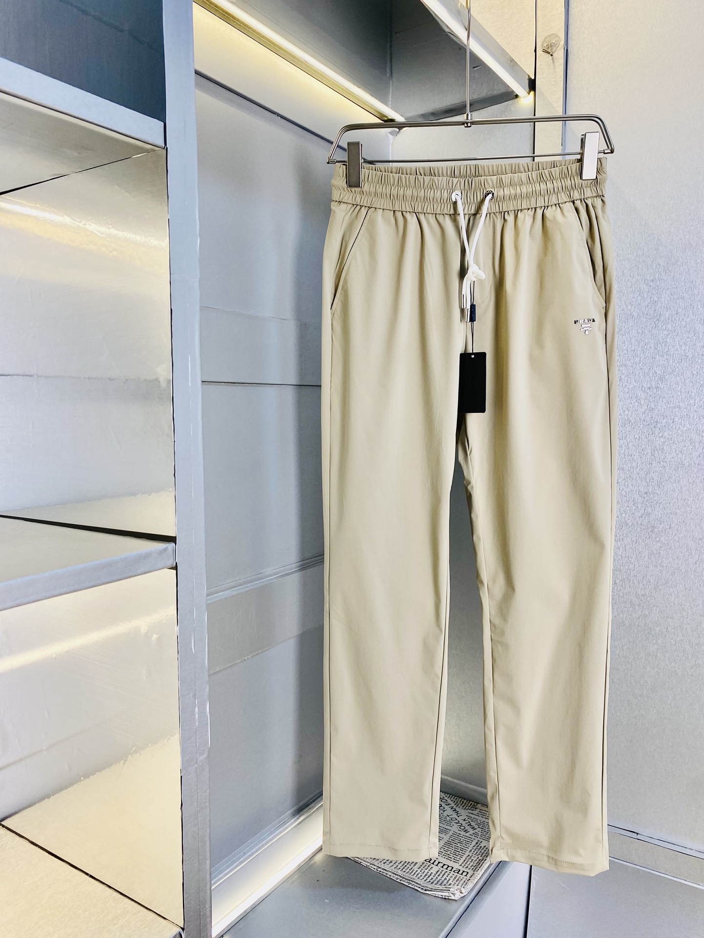 NO:117924,The original official website can wear 220 kilograms Prada Prada Simple and fashionable Early spring casual pants, wardrobe elastic pants, trousers, quick-drying pants, very comfortable to wear, low-key and luxurious, very classy when worn, and there is no need to say much about the trouser style and cutting. The upper body is exquisite and vivid. The truly first-class quality is the real-class casual pants elastic pants, which are made of Turkey's cotton, and produce the most famous tannin cloth. The quality is excellent, and the pants are heavy washing makes the pants very soft!  Straight-footed style, not picky, absolutely stylish, expert design, extremely luxurious. Number of codes: M-4XL, prada, prada, alexander wang19860909官网原单货 可穿220斤普拉达Prada 简约时尚 早春款休闲裤卫裤松紧裤长裤速干裤身穿着非常舒适 低调不失奢华 穿出去非常有档次,裤型款式和裁剪亦无需多言 上身精致跃然.真正一等一顶级质料 真正殿堂级的休闲裤松紧裤,选用土耳其的棉花 生产出最有名的单宁布 品质卓然,经过重水洗使得裤子很柔软！直脚的版型 不挑人 上身绝对的有型 达人设计 极度奢华.码数:M-4XL,,prada,prada,alexander wang,Men's clothing