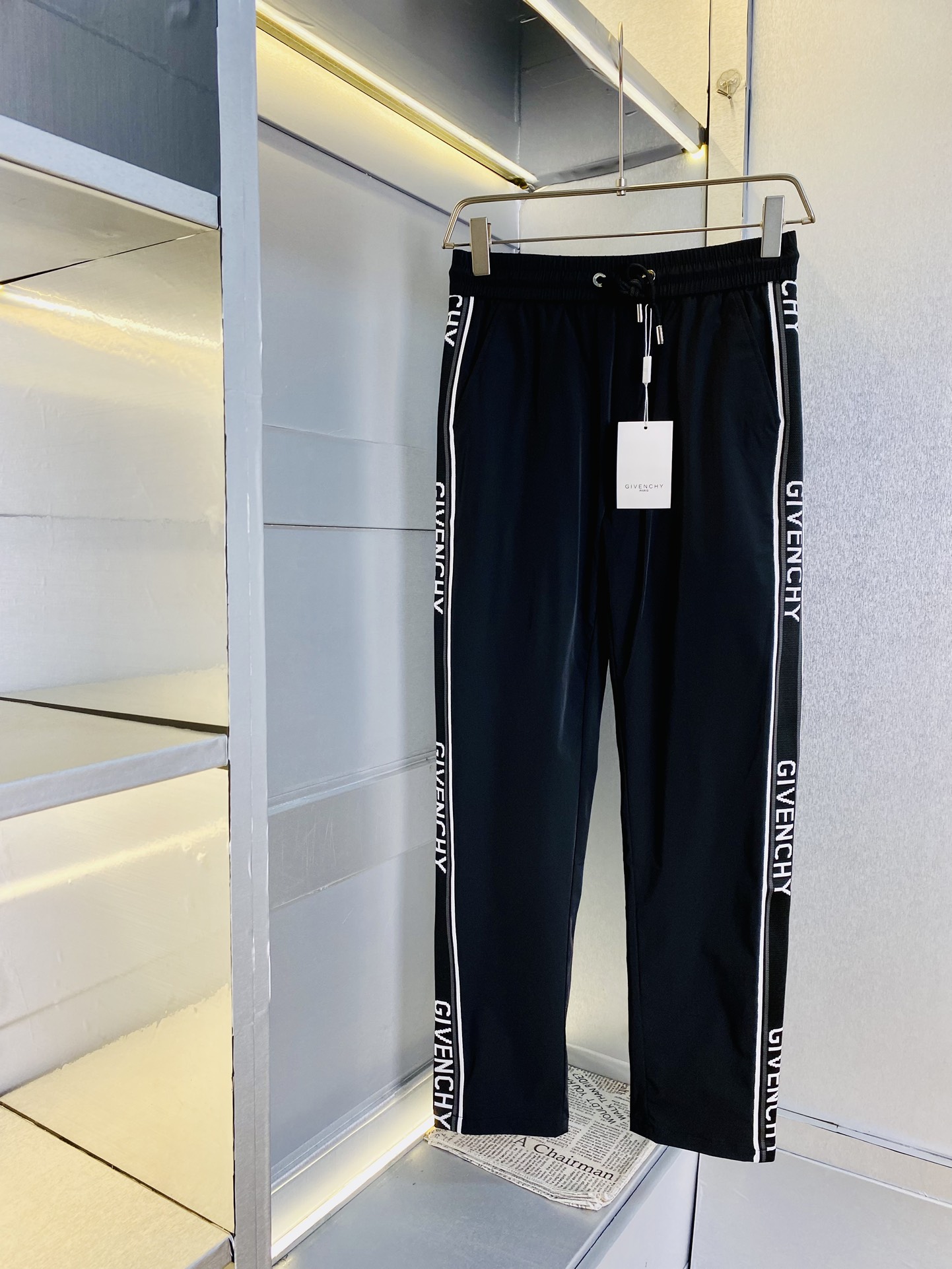 NO:117936,The original official website can wear 220 kilograms Givenchy Givenchy simple and fashionable early spring casual pants, wardrobe elastic pants, trousers, quick-drying pants, very comfortable to wear, low-key and luxurious, very classy when worn, and there is no need to say much about the trouser style and cutting. The upper body is exquisite and vivid. The truly first-class quality is the real-class casual pants elastic pants, which are made of Turkey's cotton, and produce the most famous tannin cloth. The quality is excellent, and the pants are heavy washing makes the pants very soft!  Straight-footed style, not picky, absolutely stylish, expert design, extremely luxurious. Number of codes: M-4XL, given, given, given, alexander wang19860909官网原单货 可穿220斤纪梵希Givenchy 简约时尚 早春款休闲裤卫裤松紧裤长裤速干裤身穿着非常舒适 低调不失奢华 穿出去非常有档次,裤型款式和裁剪亦无需多言 上身精致跃然.真正一等一顶级质料 真正殿堂级的休闲裤松紧裤,选用土耳其的棉花 生产出最有名的单宁布 品质卓然,经过重水洗使得裤子很柔软！直脚的版型 不挑人 上身绝对的有型 达人设计 极度奢华.码数:M-4XL,,givenchy,givenchy,alexander wang,Men's clothing