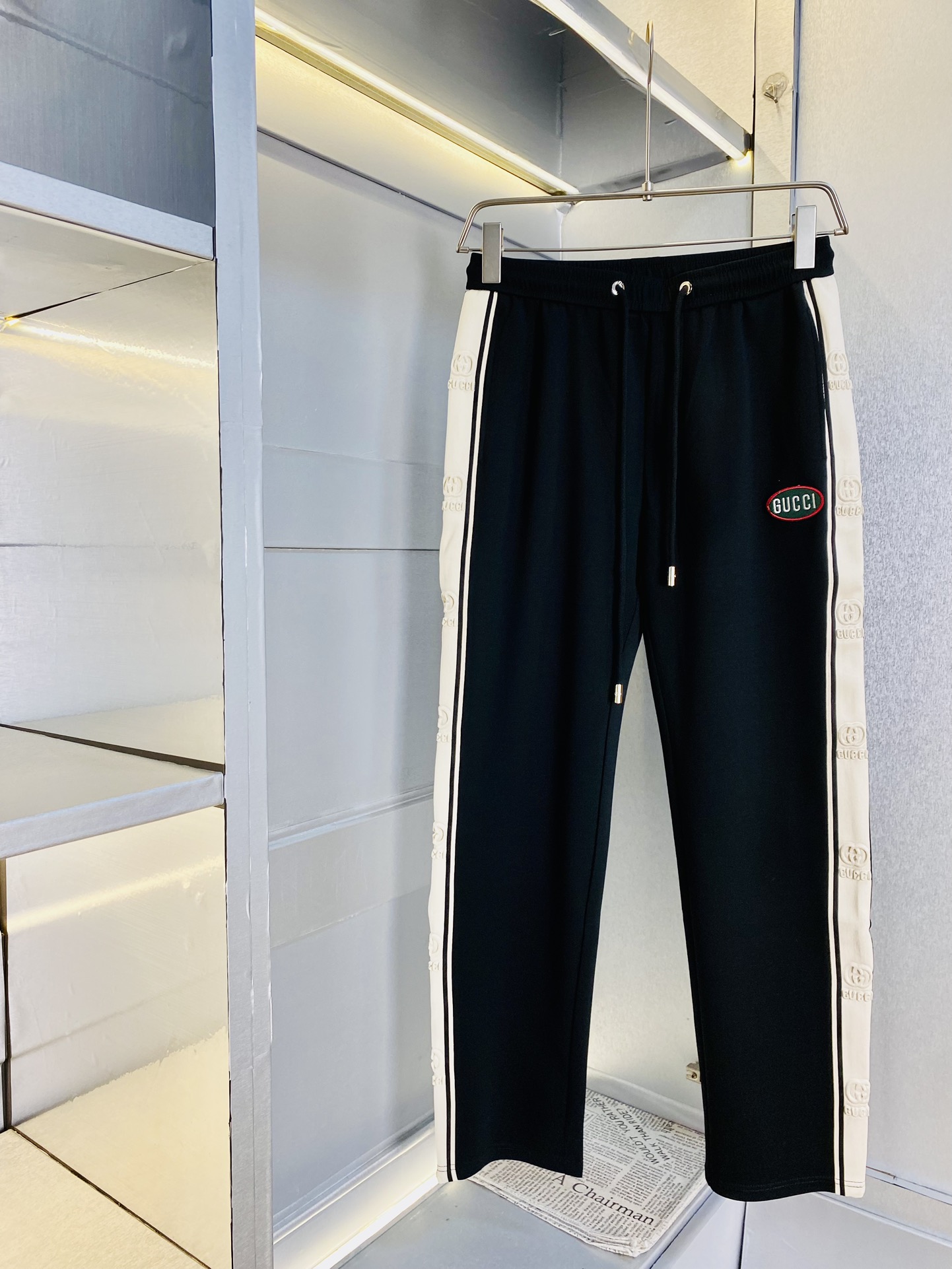 NO:119655,The original official website can wear 220 kilograms of Gucci. Simple and fashionable. Early spring casual pants, wardrobe elastic pants, trousers, straight pants, very comfortable to wear, low-key and luxurious, very classy when worn, and there is no need to say much about the style and cutting of the pants. The upper body is exquisite and vivid. The truly first-class quality is the real-class casual pants, elastic pants, made of Turkey cotton, and the most famous tannin cloth. The quality is excellent, and the pants are soft after heavy washing!  Straight-footed style, not picky, absolutely stylish, expert design, extremely luxurious. Number of codes: M-4XL, gucci, alexander wang19860909官网原单货 可穿220斤古奇Gucci 简约时尚 早春款休闲裤卫裤松紧裤长裤直筒裤身穿着非常舒适 低调不失奢华 穿出去非常有档次,裤型款式和裁剪亦无需多言 上身精致跃然.真正一等一顶级质料 真正殿堂级的休闲裤松紧裤,选用土耳其的棉花 生产出最有名的单宁布 品质卓然,经过重水洗使得裤子很柔软！直脚的版型 不挑人 上身绝对的有型 达人设计 极度奢华.码数:M-4XL,,gucci,alexander wang,Men's clothing