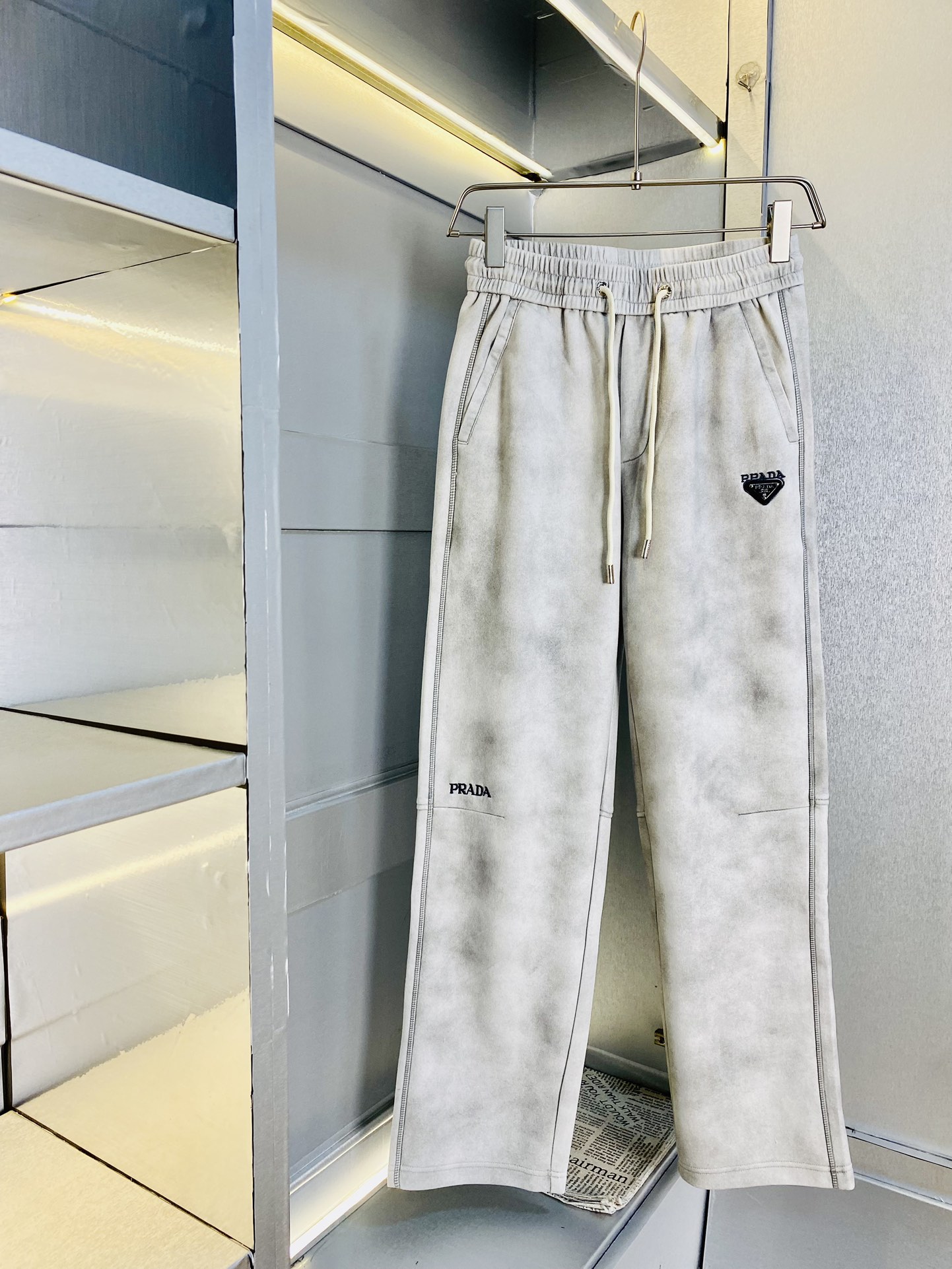 NO:121070,The original official website can wear 220 kilograms Prada Prada Simple and fashionable Early spring casual pants, wardrobe elastic pants, trousers, straight pants, very comfortable to wear, low-key and luxurious, very classy when worn, trousers style and cutting, and the upper body is exquisite and vivid. The truly first-class quality is the real-class casual pants elastic pants, which are made of Turkey's cotton, produce the most famous tannin cloth. The quality is excellent, and the pants are heavy washed to make the pants very soft!  Straight-footed style, not picky, absolutely stylish, expert design, extremely luxurious. Number of codes: M-4XL, prada, prada, alexander wang19860909官网原单货 可穿220斤普拉达Prada 简约时尚 早春款休闲裤卫裤松紧裤长裤直筒裤身穿着非常舒适 低调不失奢华 穿出去非常有档次,裤型款式和裁剪亦无需多言 上身精致跃然.真正一等一顶级质料 真正殿堂级的休闲裤松紧裤,选用土耳其的棉花 生产出最有名的单宁布 品质卓然,经过重水洗使得裤子很柔软！直脚的版型 不挑人 上身绝对的有型 达人设计 极度奢华.码数:M-4XL,,prada,prada,alexander wang,Men's clothing