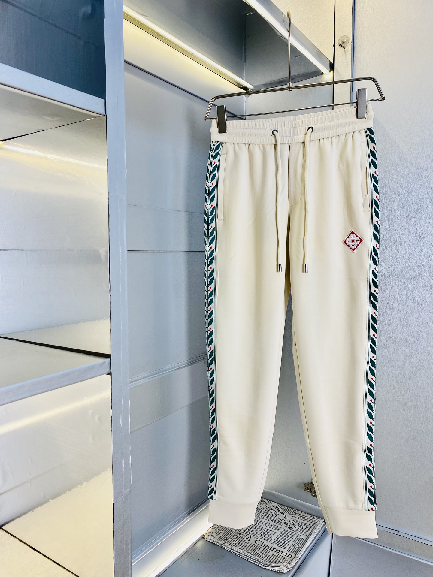 NO:128898,The original official website can wear 220 kilogram Dior simple and fashionable. Early spring casual pants, wardrobe elastic pants, cropped pants, very comfortable to wear, low-key and luxurious, very classy when worn, and there is no need to say much about the style and cutting of the pants. The upper body is exquisite and vivid. The truly first-class quality is the real-class casual pants, elastic pants, choose Turkish cotton, and produce the most famous tannin cloth. The quality is excellent, and the pants are soft after heavy washing!  Straight-footed style, not picky, absolutely stylish, expert design, extremely luxurious. Number of codes: M-4XL,,dior,dior,alexander wang19860909官网原单货 可穿220斤迪奥Dior 简约时尚 早春款休闲裤卫裤松紧裤九分裤身穿着非常舒适 低调不失奢华 穿出去非常有档次,裤型款式和裁剪亦无需多言 上身精致跃然.真正一等一顶级质料 真正殿堂级的休闲裤松紧裤,选用土耳其的棉花 生产出最有名的单宁布 品质卓然,经过重水洗使得裤子很柔软！直脚的版型 不挑人 上身绝对的有型 达人设计 极度奢华.码数:M-4XL,,dior,dior,alexander wang,Men's clothing