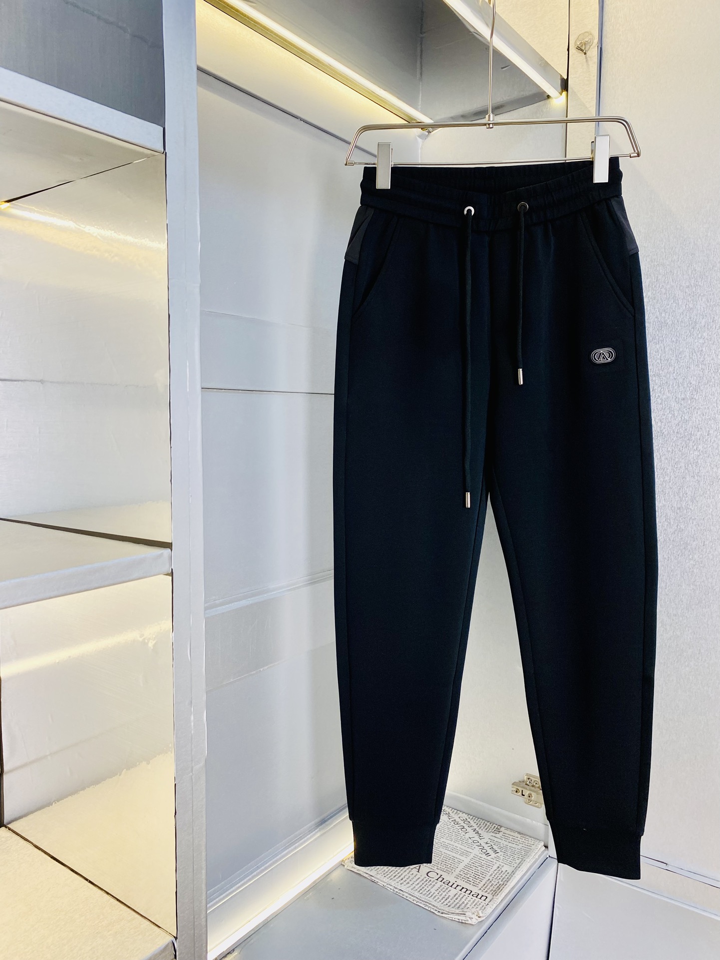 NO:121071,The original official website can wear 220 kilograms of Valentino. Simple and fashionable. Early spring casual pants, wardrobe elastic pants, cropped pants, very comfortable to wear, low-key and luxurious, very classy when worn, and there is no need to say much about the style and cutting of the pants. The upper body is exquisite and vivid. The truly first-class quality is the real-class casual pants, elastic pants, choose Turkish cotton, and produce the most famous tannin cloth. The quality is excellent, and the pants are soft after heavy washing!  Straight-footed style, not picky, absolutely stylish, expert design, extremely luxurious. Number of codes: M-4XL, valentino, valentino, alexander wang19860909官网原单货 可穿220斤华伦天奴Valentino 简约时尚 早春款休闲裤卫裤松紧裤九分裤身穿着非常舒适 低调不失奢华 穿出去非常有档次,裤型款式和裁剪亦无需多言 上身精致跃然.真正一等一顶级质料 真正殿堂级的休闲裤松紧裤,选用土耳其的棉花 生产出最有名的单宁布 品质卓然,经过重水洗使得裤子很柔软！直脚的版型 不挑人 上身绝对的有型 达人设计 极度奢华.码数:M-4XL,,valentino,valentino,alexander wang,Men's clothing