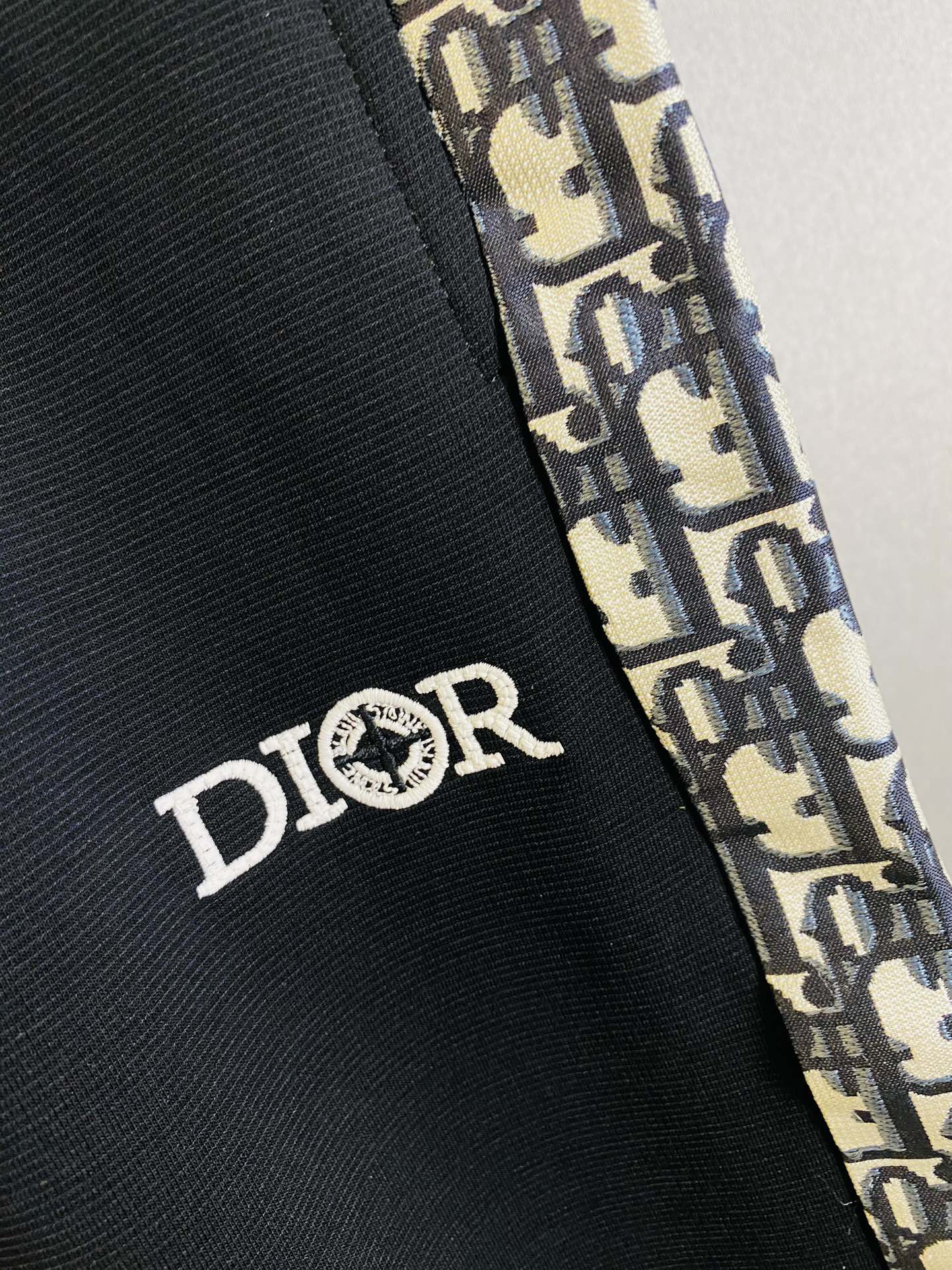  P260 官网原单货 可穿220斤🔥迪奥Dior 简约时尚 早春款休闲裤卫裤松紧裤九分裤👖身穿着非常舒适 低调不失奢华 穿出去非常有档次,裤型款式和裁剪亦无需多言 上身精致跃然.真正一等一顶级质料 真正殿堂级的休闲裤松紧裤,选用土耳其的棉花 生产出最有名的单宁布 品质卓然,经过重水洗使得裤子很柔软！直脚的版型 不挑人 上身绝对的有型 达人设计 极度奢华。码数:M-4XL