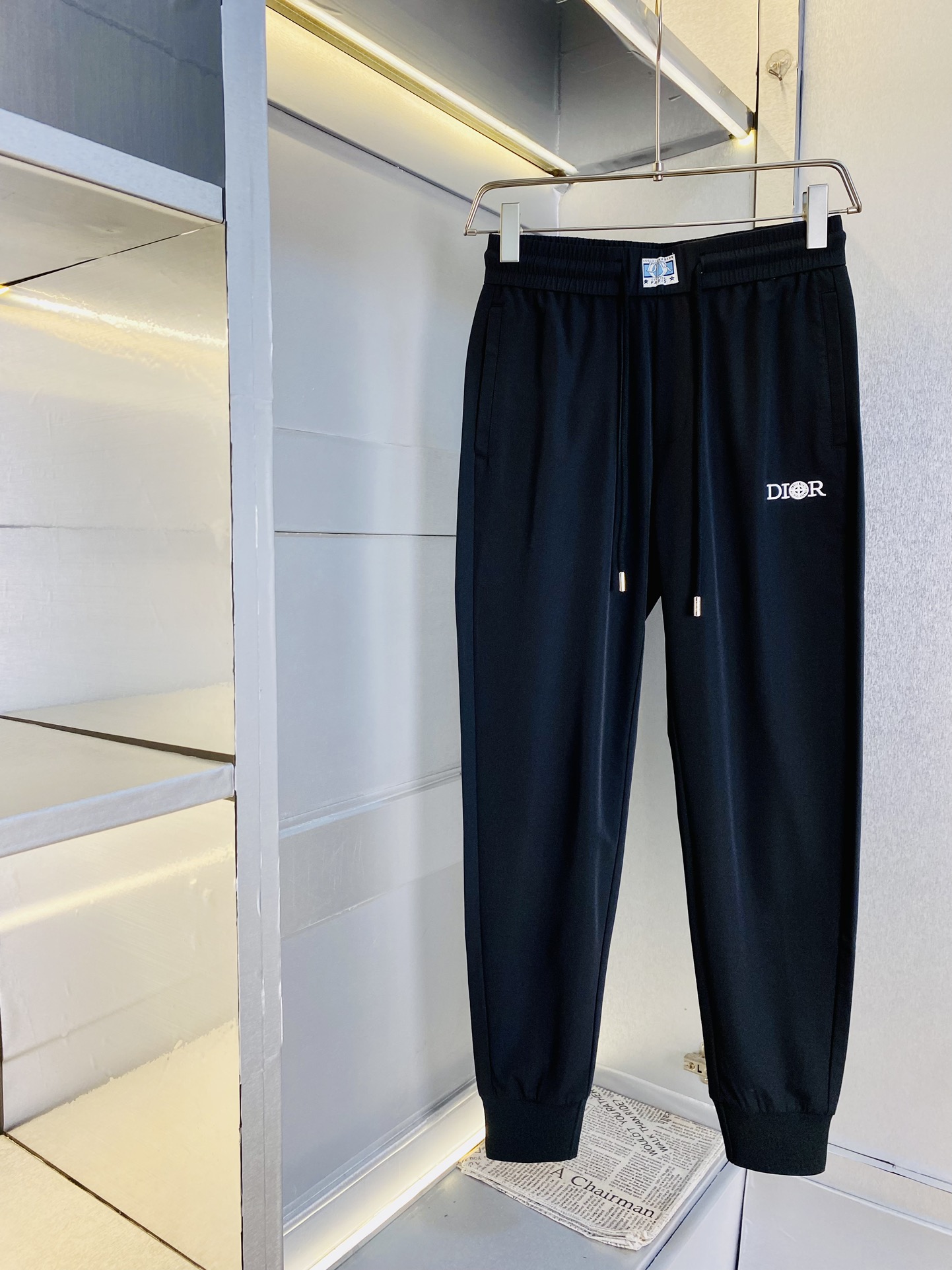 NO:121074,The original official website can wear 220 kilogram Dior simple and fashionable. Early spring casual pants, wardrobe elastic pants, cropped pants, very comfortable to wear, low-key and luxurious, very classy when worn, and there is no need to say much about the style and cutting of the pants. The upper body is exquisite and vivid. The truly first-class quality is the real-class casual pants, elastic pants, choose Turkish cotton, and produce the most famous tannin cloth. The quality is excellent, and the pants are soft after heavy washing!  Straight-footed style, not picky, absolutely stylish, expert design, extremely luxurious. Number of codes: M-4XL,,dior,dior,alexander wang19860909官网原单货 可穿220斤迪奥Dior 简约时尚 早春款休闲裤卫裤松紧裤九分裤身穿着非常舒适 低调不失奢华 穿出去非常有档次,裤型款式和裁剪亦无需多言 上身精致跃然.真正一等一顶级质料 真正殿堂级的休闲裤松紧裤,选用土耳其的棉花 生产出最有名的单宁布 品质卓然,经过重水洗使得裤子很柔软！直脚的版型 不挑人 上身绝对的有型 达人设计 极度奢华.码数:M-4XL,,dior,dior,alexander wang,Men's clothing