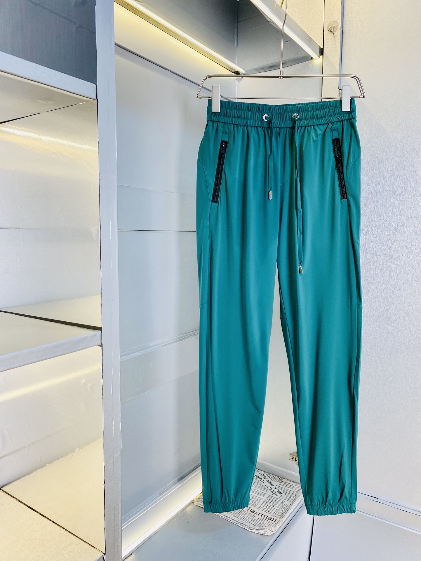 NO:130987,The original official website can wear 220 kilograms Prada Prada Simple and fashionable Early spring casual pants, wardrobe elastic pants, cropped pants, quick-drying pants, very comfortable to wear, low-key and luxurious, very classy when worn, and there is no need to say much about the style and cutting of the pants. The upper body is exquisite and vivid. The truly first-class material. The truly palace-level casual pants elastic pants are made of Turkish cotton and produce the most famous tannin cloth. The quality is excellent, and the pants are soft after heavy washing!  Straight-footed style, not picky, absolutely stylish, expert design, extremely luxurious. Number of codes: M-4XL, prada, prada, alexander wang19860909官网原单货 可穿220斤普拉达Prada 简约时尚 早春款休闲裤卫裤松紧裤九分裤速干裤身穿着非常舒适 低调不失奢华 穿出去非常有档次,裤型款式和裁剪亦无需多言 上身精致跃然.真正一等一顶级质料 真正殿堂级的休闲裤松紧裤,选用土耳其的棉花 生产出最有名的单宁布 品质卓然,经过重水洗使得裤子很柔软！直脚的版型 不挑人 上身绝对的有型 达人设计 极度奢华.码数:M-4XL,,prada,prada,alexander wang,Men's clothing