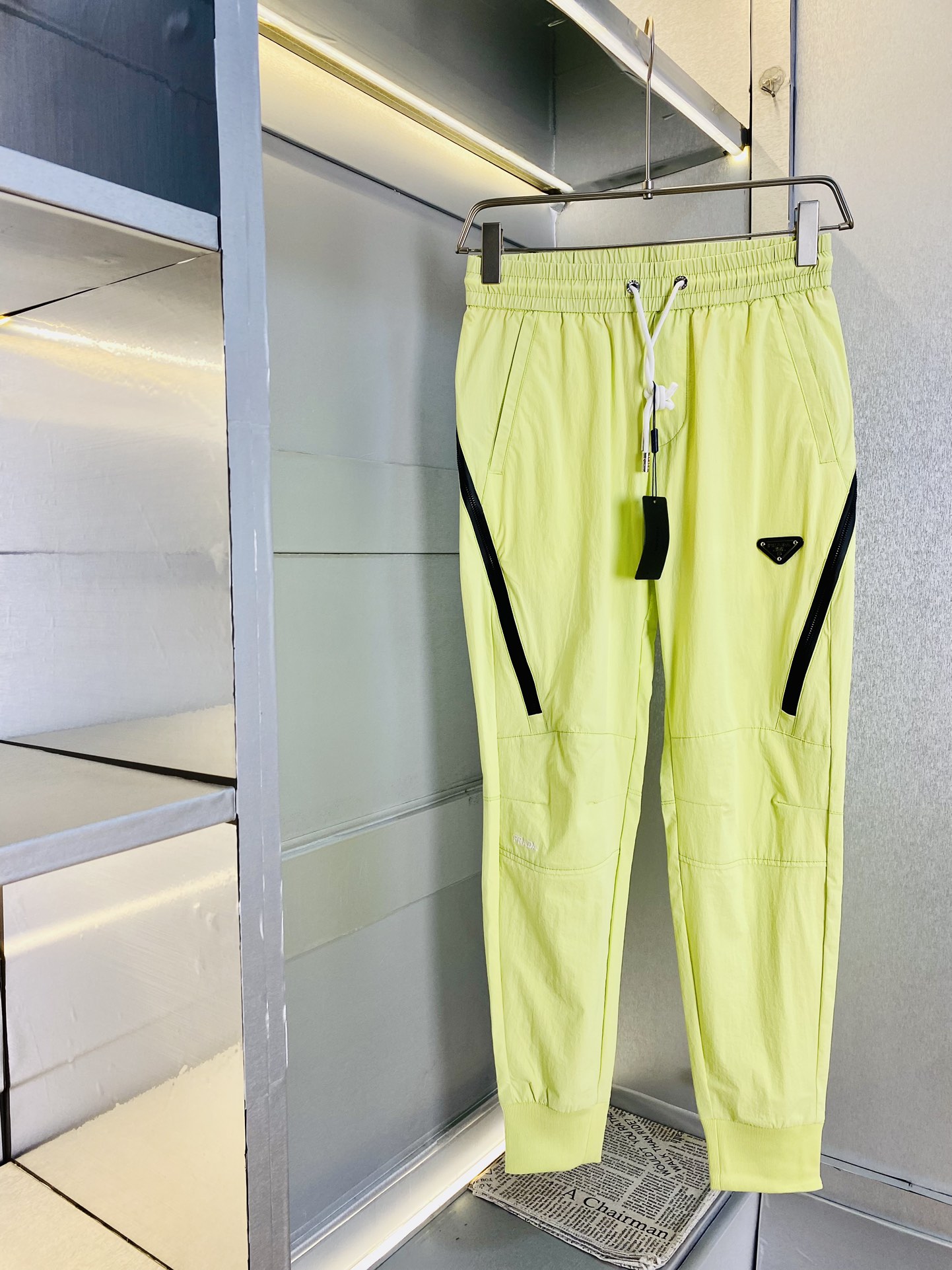 NO:128900,The original official website can wear 220 kilograms Prada Prada Simple and fashionable Early spring casual pants, wardrobe elastic pants, cropped pants, quick-drying pants, very comfortable to wear, low-key and luxurious, very classy when worn, and there is no need to say much about the style and cutting of the pants. The upper body is exquisite and vivid. The truly first-class material. The truly palace-level casual pants elastic pants are made of Turkish cotton and produce the most famous tannin cloth. The quality is excellent, and the pants are soft after heavy washing!  Straight-footed style, not picky, absolutely stylish, expert design, extremely luxurious. Number of codes: M-4XL, prada, prada, alexander wang19860909官网原单货 可穿220斤普拉达Prada 简约时尚 早春款休闲裤卫裤松紧裤九分裤速干裤身穿着非常舒适 低调不失奢华 穿出去非常有档次,裤型款式和裁剪亦无需多言 上身精致跃然.真正一等一顶级质料 真正殿堂级的休闲裤松紧裤,选用土耳其的棉花 生产出最有名的单宁布 品质卓然,经过重水洗使得裤子很柔软！直脚的版型 不挑人 上身绝对的有型 达人设计 极度奢华.码数:M-4XL,,prada,prada,alexander wang,Men's clothing