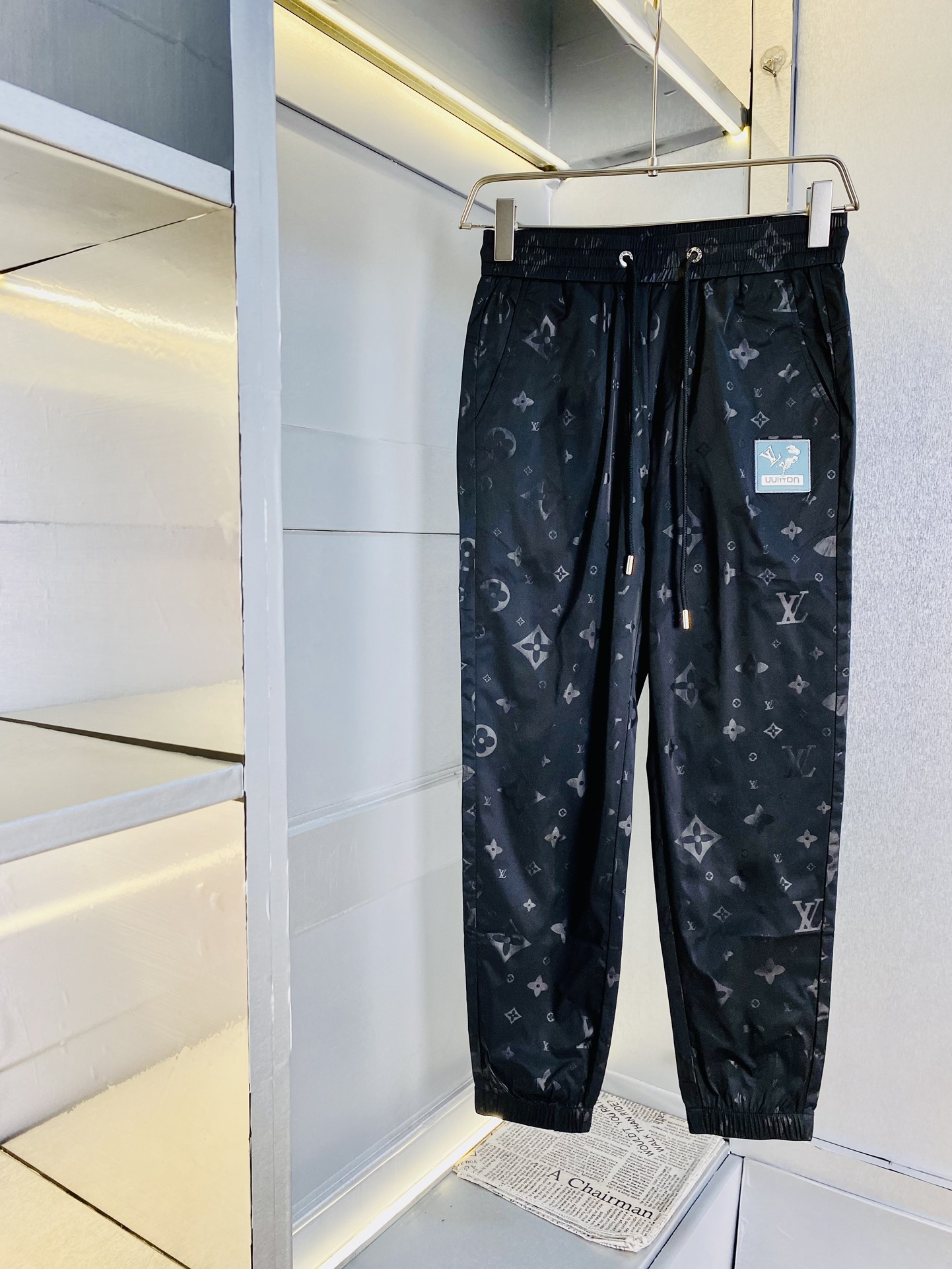 NO:122861,The official website original item can wear 220 kilograms Louis Vuitton Lv Simple and fashionable Early spring casual pants, wardrobe elastic pants, cropped pants, quick-drying pants, very comfortable to wear, low-key and luxurious, very classy when worn, and there is no need to say much about the style and cutting of the pants. The upper body is exquisite and vivid. The truly first-class quality is the real-class casual pants elastic pants, which are made of Turkey's cotton, and produce the most famous tannin cloth. The quality is excellent, and the pants are soft after heavy washing!  Straight-footed style, not picky, absolutely stylish, expert design, extremely luxurious. Number of codes: M-4XL, louis vuitton, louis vuitton, alexander wang19860909官网原单货 可穿220斤路易威登Lv 简约时尚 早春款休闲裤卫裤松紧裤九分裤速干裤身穿着非常舒适 低调不失奢华 穿出去非常有档次,裤型款式和裁剪亦无需多言 上身精致跃然.真正一等一顶级质料 真正殿堂级的休闲裤松紧裤,选用土耳其的棉花 生产出最有名的单宁布 品质卓然,经过重水洗使得裤子很柔软！直脚的版型 不挑人 上身绝对的有型 达人设计 极度奢华.码数:M-4XL,,louis vuitton,louis vuitton,alexander wang,Men's clothing