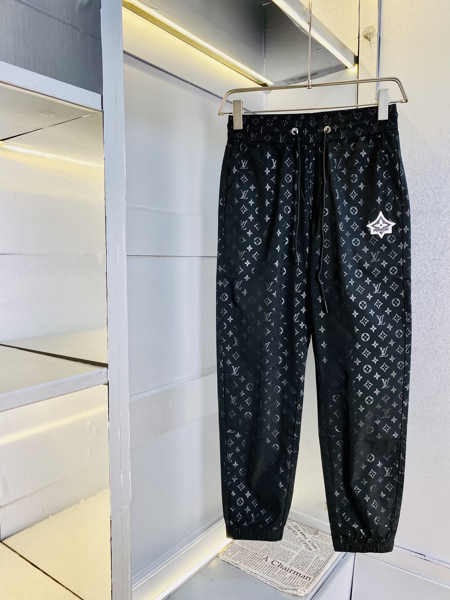 NO:121067,The official website original item can wear 220 kilograms Louis Vuitton Lv Simple and fashionable Early spring casual pants, wardrobe elastic pants, cropped pants, quick-drying pants, very comfortable to wear, low-key and luxurious, very classy when worn, and there is no need to say much about the style and cutting of the pants. The upper body is exquisite and vivid. The truly first-class quality is the real-class casual pants elastic pants, which are made of Turkey's cotton, and produce the most famous tannin cloth. The quality is excellent, and the pants are soft after heavy washing!  Straight-footed style, not picky, absolutely stylish, expert design, extremely luxurious. Number of codes: M-4XL, louis vuitton, louis vuitton, alexander wang19860909官网原单货 可穿220斤路易威登Lv 简约时尚 早春款休闲裤卫裤松紧裤九分裤速干裤身穿着非常舒适 低调不失奢华 穿出去非常有档次,裤型款式和裁剪亦无需多言 上身精致跃然.真正一等一顶级质料 真正殿堂级的休闲裤松紧裤,选用土耳其的棉花 生产出最有名的单宁布 品质卓然,经过重水洗使得裤子很柔软！直脚的版型 不挑人 上身绝对的有型 达人设计 极度奢华.码数:M-4XL,,louis vuitton,louis vuitton,alexander wang,Men's clothing