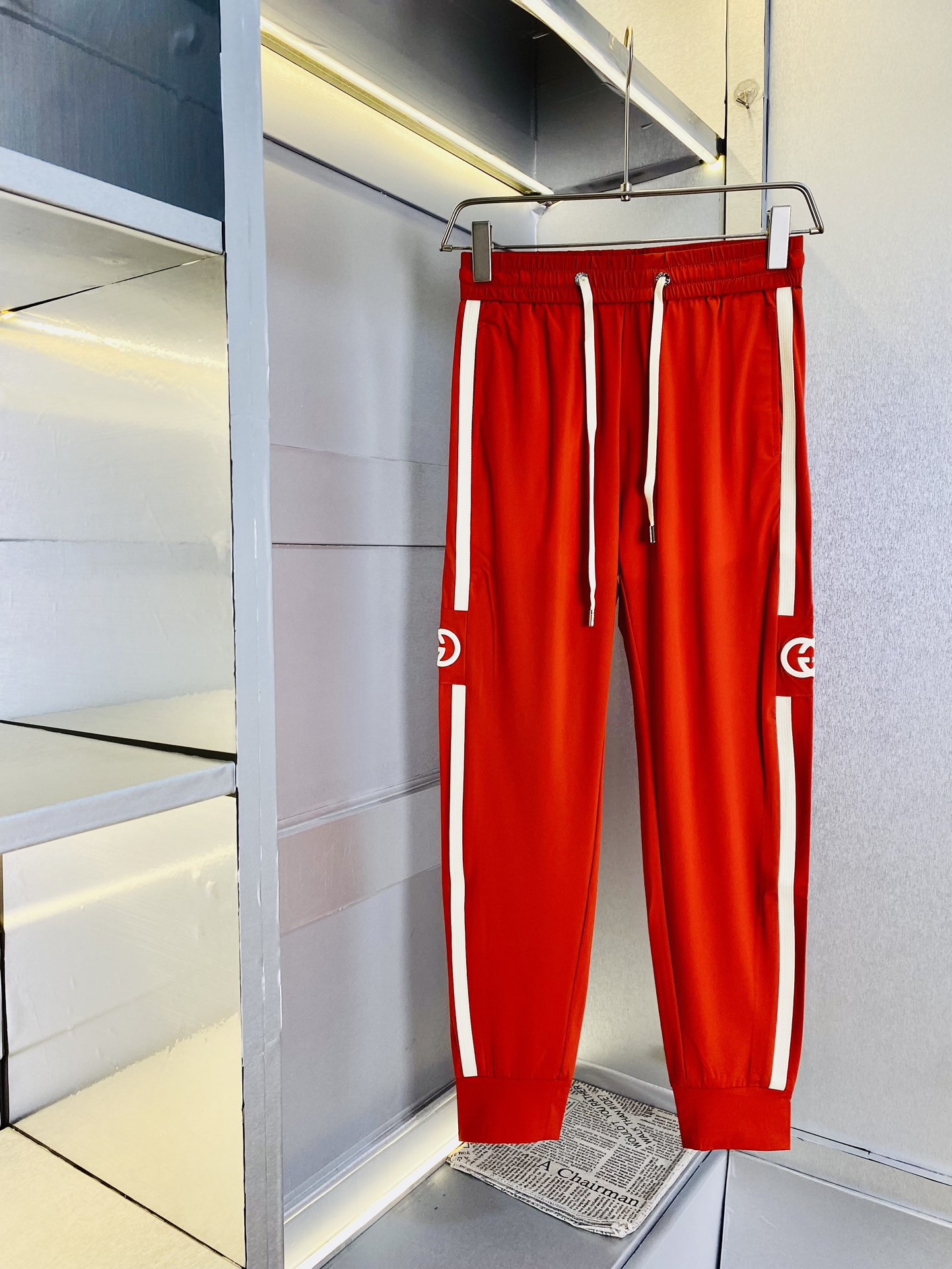 NO:119651,The original official website can wear 220 kilograms of Gucci, simple and fashionable, early spring casual pants, wardrobe elastic pants, cropped pants, quick-drying pants, very comfortable to wear, low-key and luxurious, very classy when worn, and there is no need to say much about the style and cutting of the pants. The upper body is exquisite and vivid. The truly first-class material. The truly palace-level casual pants, elastic pants, are made of Turkey's cotton, produce the most famous tannin cloth. The quality is excellent, and the pants are soft after heavy washing!  Straight-footed style, not picky, absolutely stylish, expert design, extremely luxurious. Number of codes: M-4XL, gucci, alexander wang19860909官网原单货 可穿220斤古奇Gucci 简约时尚 早春款休闲裤卫裤松紧裤九分裤速干裤身穿着非常舒适 低调不失奢华 穿出去非常有档次,裤型款式和裁剪亦无需多言 上身精致跃然.真正一等一顶级质料 真正殿堂级的休闲裤松紧裤,选用土耳其的棉花 生产出最有名的单宁布 品质卓然,经过重水洗使得裤子很柔软！直脚的版型 不挑人 上身绝对的有型 达人设计 极度奢华.码数:M-4XL,,gucci,alexander wang,Men's clothing