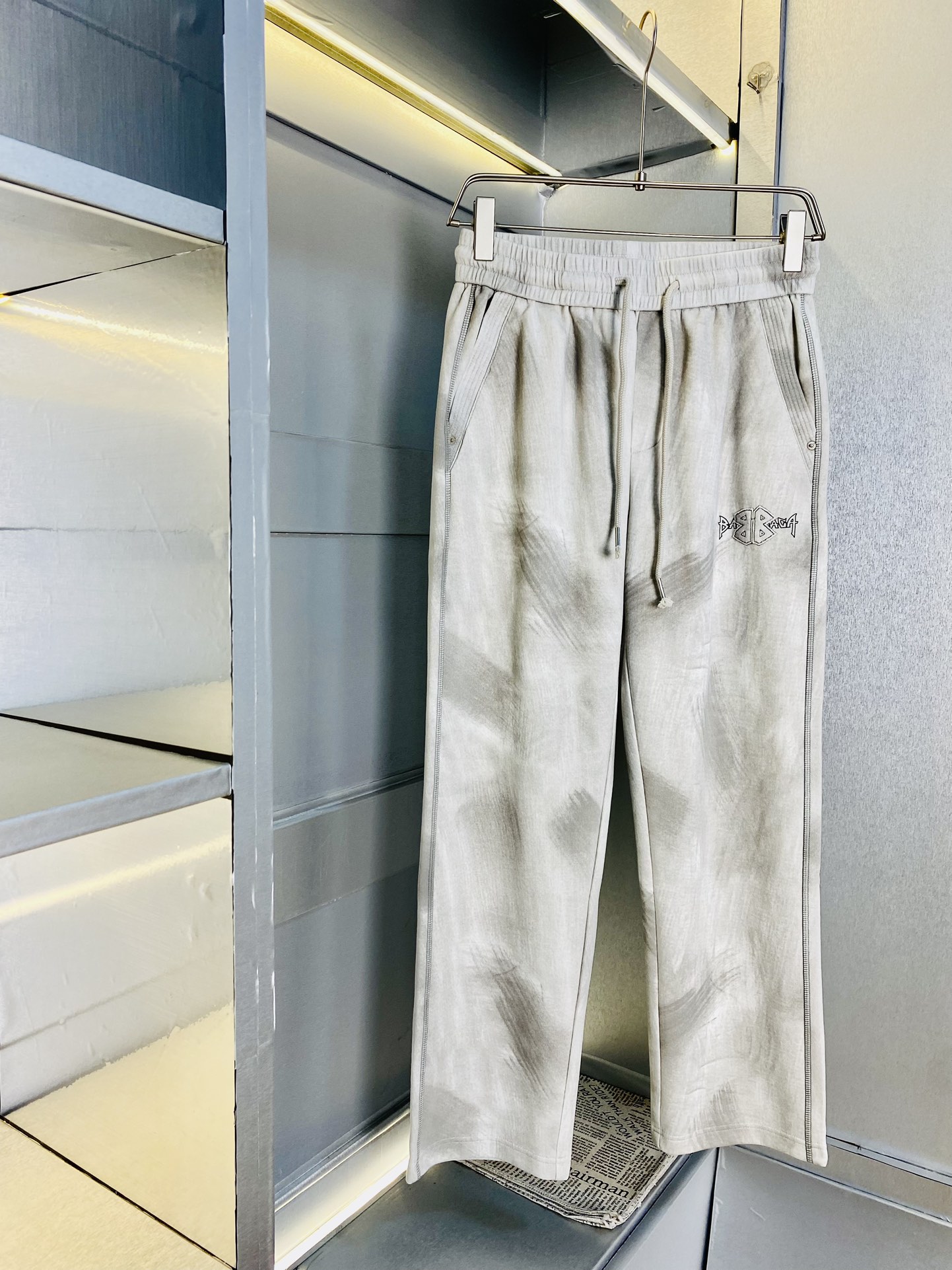 NO:119653,The original official website can wear 220 kilograms of Balenciaga. Simple and fashionable. Early spring casual pants, wardrobe elastic pants, trousers, straight pants, very comfortable to wear, low-key and luxurious, very classy when worn, and there is no need to say much about the style and cutting of the pants. The upper body is exquisite and vivid. The truly first-class quality is the real palace-grade casual pants, elastic pants, uses Turkish cotton, and produces the most famous tannin cloth. The quality is excellent, and the pants are soft after heavy washing!  Straight-footed style, not picky, absolutely stylish, expert design, extremely luxurious. Number of codes: M-4XL, balenciaga, balenciaga, alexander wang19860909官网原单货 可穿220斤巴黎世家Balenciaga 简约时尚 早春款休闲裤卫裤松紧裤长裤直筒裤身穿着非常舒适 低调不失奢华 穿出去非常有档次,裤型款式和裁剪亦无需多言 上身精致跃然.真正一等一顶级质料 真正殿堂级的休闲裤松紧裤,选用土耳其的棉花 生产出最有名的单宁布 品质卓然,经过重水洗使得裤子很柔软！直脚的版型 不挑人 上身绝对的有型 达人设计 极度奢华.码数:M-4XL,,balenciaga,balenciaga,alexander wang,Men's clothing