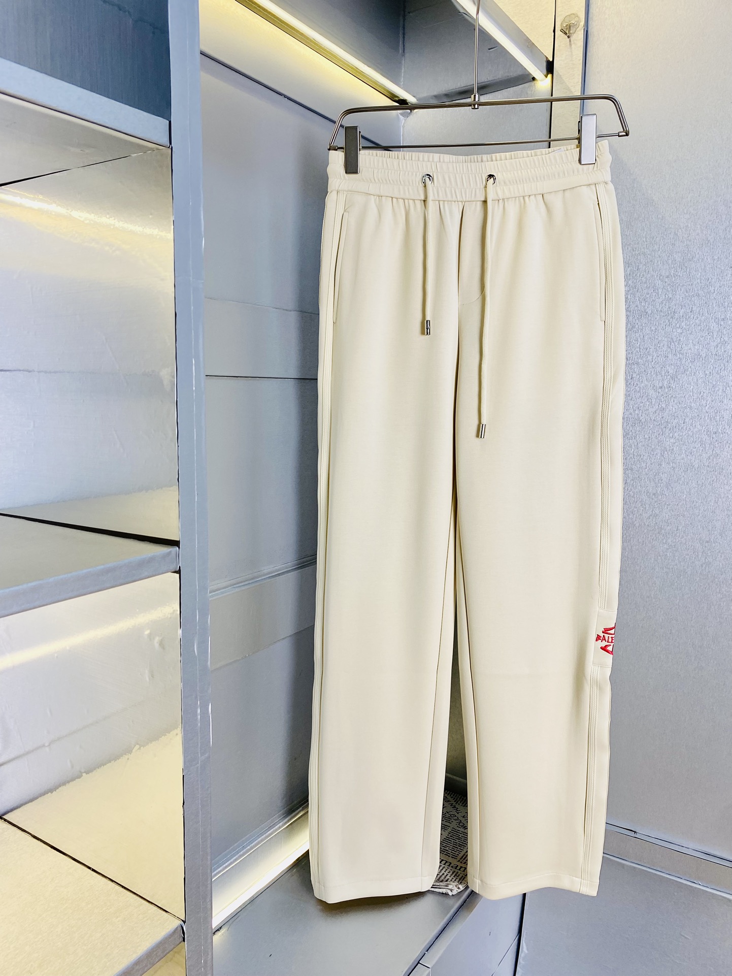 NO:119649,The original official website can wear 220 kilograms of Balenciaga. Simple and fashionable. Early spring casual pants, wardrobe elastic pants, trousers, straight pants, very comfortable to wear, low-key and luxurious, very classy when worn, and there is no need to say much about the style and cutting of the pants. The upper body is exquisite and vivid. The truly first-class quality is the real palace-grade casual pants, elastic pants, uses Turkish cotton, and produces the most famous tannin cloth. The quality is excellent, and the pants are soft after heavy washing!  Straight-footed style, not picky, absolutely stylish, expert design, extremely luxurious. Number of codes: M-4XL, balenciaga, balenciaga, alexander wang19860909官网原单货 可穿220斤巴黎世家Balenciaga 简约时尚 早春款休闲裤卫裤松紧裤长裤直筒裤身穿着非常舒适 低调不失奢华 穿出去非常有档次,裤型款式和裁剪亦无需多言 上身精致跃然.真正一等一顶级质料 真正殿堂级的休闲裤松紧裤,选用土耳其的棉花 生产出最有名的单宁布 品质卓然,经过重水洗使得裤子很柔软！直脚的版型 不挑人 上身绝对的有型 达人设计 极度奢华.码数:M-4XL,,balenciaga,balenciaga,alexander wang,Men's clothing