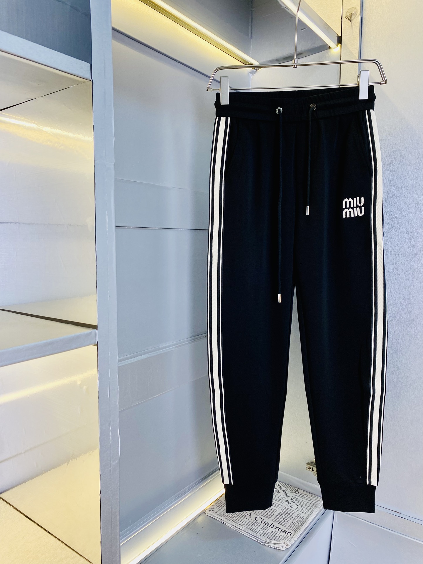 NO:472590,The original official website can wear 220 kilograms of MiuMiuMiu. Simple and fashionable. Early spring casual pants, wardrobe elastic pants, trousers, straight pants, very comfortable to wear, low-key and luxurious, very classy when worn, and there is no need to say much about the style and cutting of the pants. The upper body is exquisite and vivid. The truly first-class quality is the real-class casual pants, elastic pants, and the choice of Turkish cotton, produces the most famous tannin cloth. The quality is excellent, and the pants are soft after heavy washing!  Straight-footed style, not picky, absolutely stylish, expert design, extremely luxurious. Number of codes: M-4XL, miumiu, alexander wang19860909官网原单货 可穿220斤缪缪MiuMiu 简约时尚 早春款休闲裤卫裤松紧裤长裤直筒裤身穿着非常舒适 低调不失奢华 穿出去非常有档次,裤型款式和裁剪亦无需多言 上身精致跃然.真正一等一顶级质料 真正殿堂级的休闲裤松紧裤,选用土耳其的棉花 生产出最有名的单宁布 品质卓然,经过重水洗使得裤子很柔软！直脚的版型 不挑人 上身绝对的有型 达人设计 极度奢华.码数:M-4XL,,miumiu,alexander wang,Men's clothing