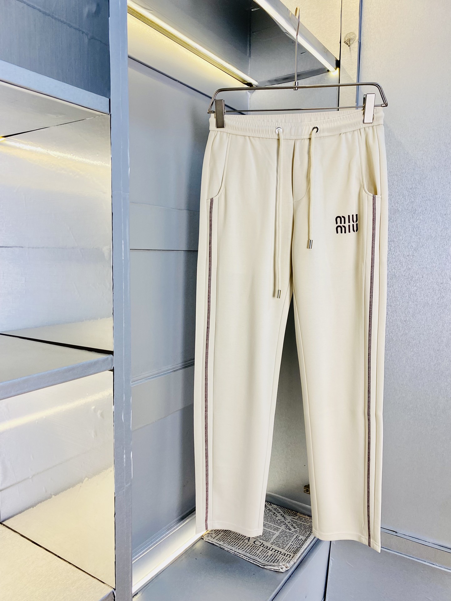 NO:503889,The original item on the official website can wear 220 kilograms of MiuMiuMiu. Simple and fashionable. Early spring casual pants, wardrobe elastic pants, trousers, straight pants, very comfortable to wear, low-key and luxurious, very classy when worn, and there is no need to say much about the trouser style and cutting. The upper body is exquisite and vivid. The truly first-class quality is the real-class casual pants, elastic pants, and the choice of Turkish cotton, produces the most famous tannin cloth. The quality is excellent, and the pants are soft after heavy washing!  Straight-footed style, not picky, absolutely stylish, expert design, extremely luxurious. Number of codes: M-4XL, miumiu, alexander wang19860909官网原单货 可穿220斤缪缪MiuMiu 简约时尚 早春款休闲裤卫裤松紧裤长裤直筒裤身穿着非常舒适 低调不失奢华 穿出去非常有档次,裤型款式和裁剪亦无需多言 上身精致跃然.真正一等一顶级质料 真正殿堂级的休闲裤松紧裤,选用土耳其的棉花 生产出最有名的单宁布 品质卓然,经过重水洗使得裤子很柔软！直脚的版型 不挑人 上身绝对的有型 达人设计 极度奢华.码数:M-4XL,,miumiu,alexander wang,Men's clothing