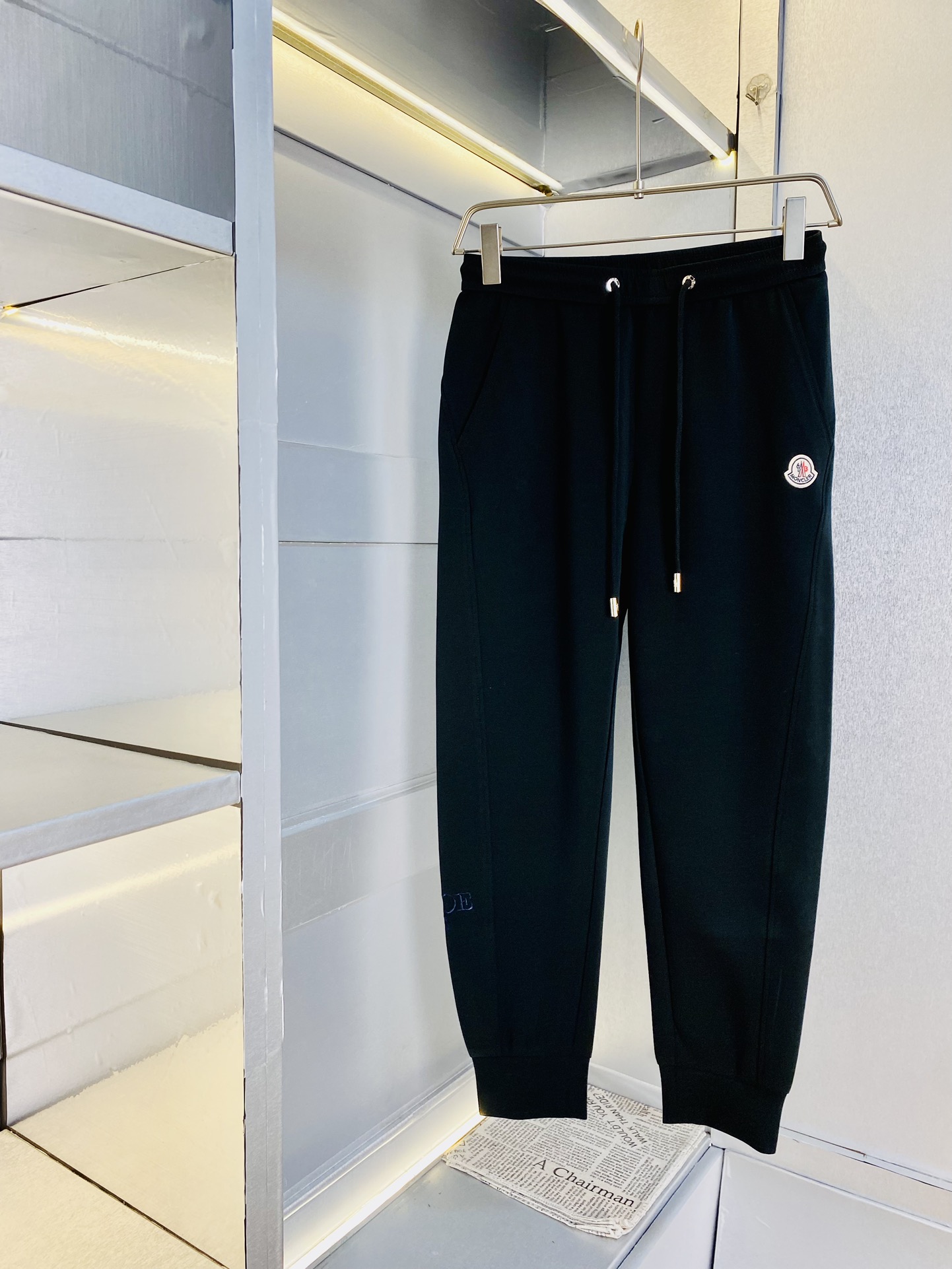 NO:121091,The original official website can wear 220 kilograms of silhouette Moncler Simple and fashionable Early spring casual pants, wardrobe elastic pants, cropped pants, very comfortable to wear, low-key and luxurious, very classy when worn, and there is no need to say much about the style and cutting of the pants. The upper body is exquisite and vivid. The truly first-class quality is the real-class casual pants, elastic pants, made of Turkey cotton, and the most famous tannin cloth. The quality is excellent, and the pants are soft after heavy washing!  Straight-footed style, not picky, absolutely stylish, expert design, extremely luxurious. Number of sizes: M-4XL, christian louboutin, Moncler, alexander wang19860909官网原单货 可穿220斤蒙口Moncler 简约时尚 早春款休闲裤卫裤松紧裤九分裤身穿着非常舒适 低调不失奢华 穿出去非常有档次,裤型款式和裁剪亦无需多言 上身精致跃然.真正一等一顶级质料 真正殿堂级的休闲裤松紧裤,选用土耳其的棉花 生产出最有名的单宁布 品质卓然,经过重水洗使得裤子很柔软！直脚的版型 不挑人 上身绝对的有型 达人设计 极度奢华.码数:M-4XL,,christian louboutin,Moncler,alexander wang,Men's clothing