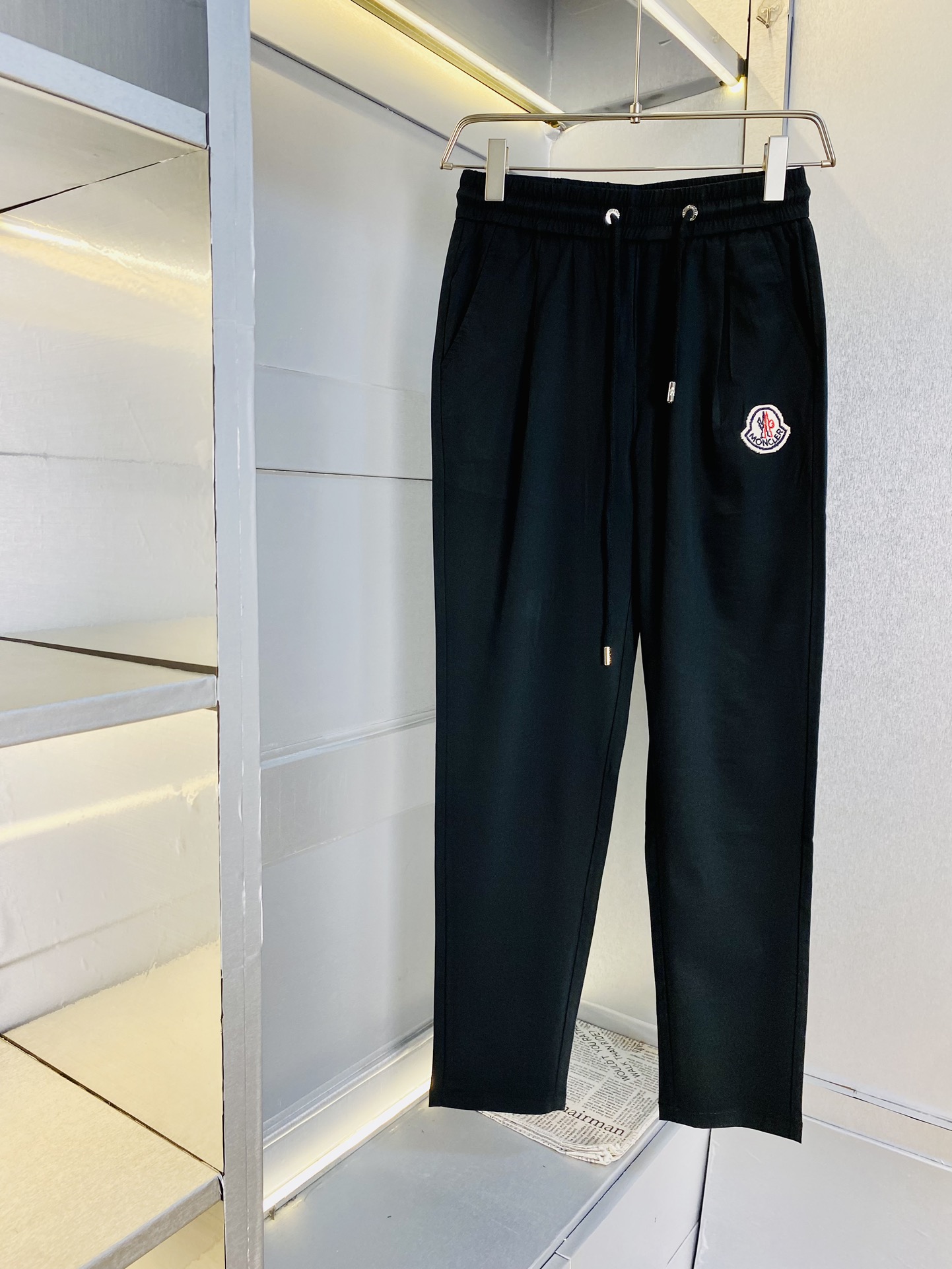 NO:121077,The original official website can wear 220 kilograms of silhouette Moncler Simple and fashionable Early spring casual pants, wardrobe elastic pants, trousers, straight pants, very comfortable to wear, low-key and luxurious, very classy when worn, trousers style and cutting, and the upper body is exquisite and vivid. Really first-class quality. The truly palace-grade casual pants elastic pants are made of Turkish cotton to produce the most famous tannin cloth. The quality is excellent, and the pants are heavy washed to make the pants very soft!  Straight-footed style, not picky, absolutely stylish, expert design, extremely luxurious. Number of sizes: M-4XL, christian louboutin, Moncler, alexander wang19860909官网原单货 可穿220斤蒙口Moncler 简约时尚 早春款休闲裤卫裤松紧裤长裤直筒裤身穿着非常舒适 低调不失奢华 穿出去非常有档次,裤型款式和裁剪亦无需多言 上身精致跃然.真正一等一顶级质料 真正殿堂级的休闲裤松紧裤,选用土耳其的棉花 生产出最有名的单宁布 品质卓然,经过重水洗使得裤子很柔软！直脚的版型 不挑人 上身绝对的有型 达人设计 极度奢华.码数:M-4XL,,christian louboutin,Moncler,alexander wang,Men's clothing