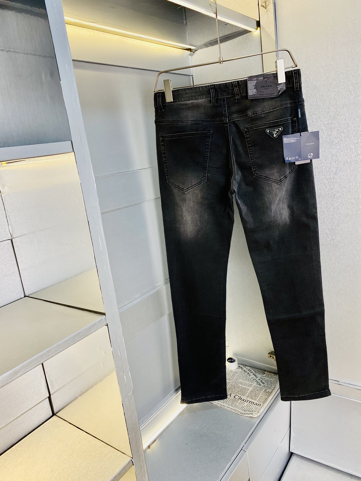 NO:140953,Original single product, 220 kilograms of fat man's gospel Prada Prada, the new early spring model is available at the same time, fashionable casual pants and elastic jeans, imported original fabric, comfortable and breathable upper body, top craft hardware accessories. The grade is extremely high, the style is super positive, and the upper body is fashionable and stylish!  A must-have item in the closet!  Size 29-40 (35), prada, prada, jeans, alexander wang19860909原单货 可穿220斤胖子福音普拉达Prada 新款早春款专柜同步有售,时尚休闲裤弹力牛仔裤,进口原版面料,上身舒适透气,顶级工艺五金配饰.档次极高,版型超正,上身时尚有型！衣橱必备单品！尺码29-40（有35）,,prada,prada,jeans,alexander wang,Men's clothing