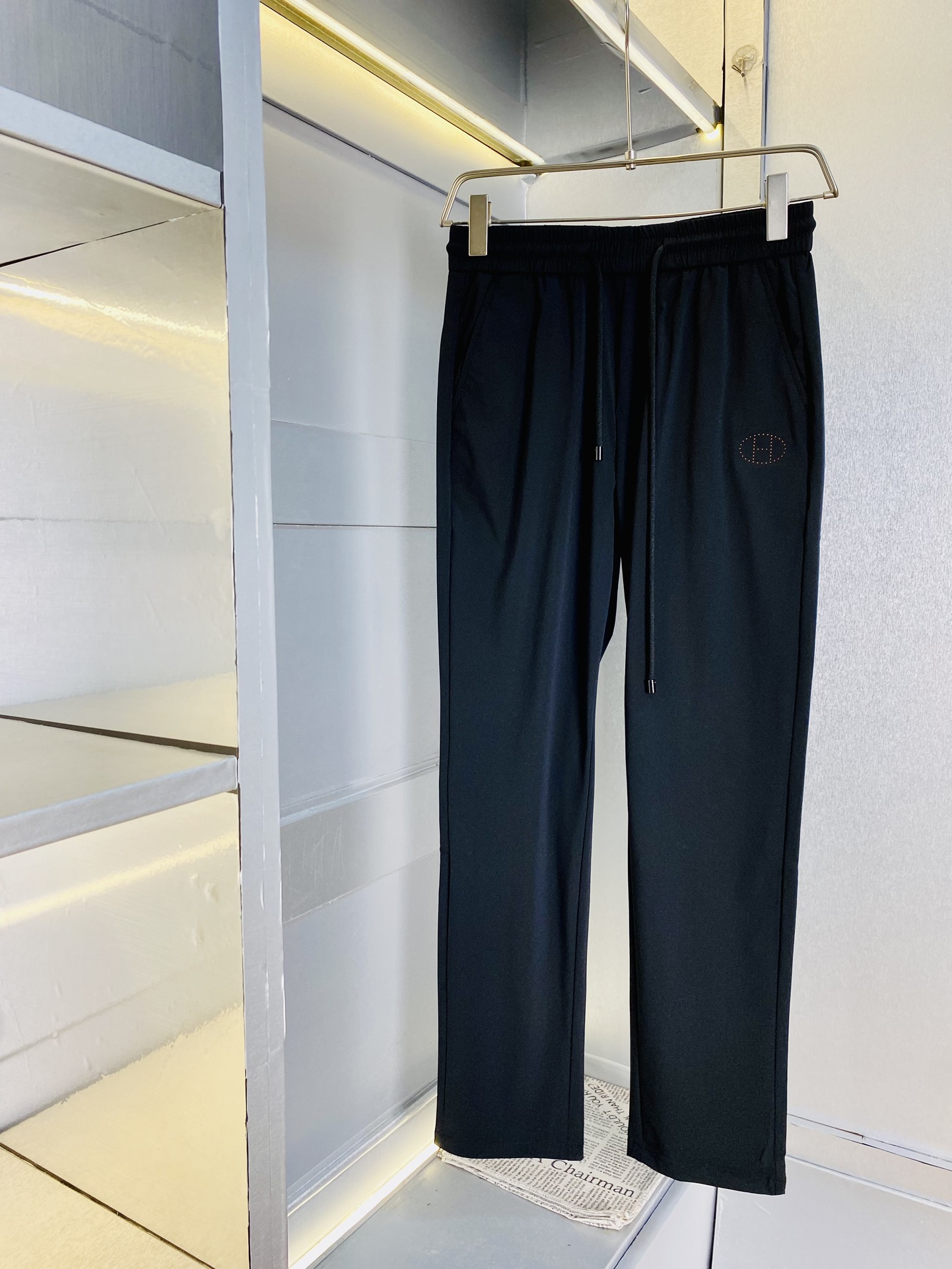 NO:122859,The original official website can wear 220 kilograms Hermes. Simple and fashionable. Early spring casual pants, wardrobe elastic pants, quick-drying pants, straight pants, trousers, very comfortable to wear, low-key and luxurious, very classy when worn, and there is no need to say much about the style and cutting of the pants. The upper body is exquisite and vivid. The truly first-class quality is the real-class casual pants, elastic pants, and the choice of Turkish cotton to produce the most famous tannin cloth. The quality is excellent, and the pants are soft after heavy washing!  Straight-footed style, not picky, absolutely stylish, expert design, extremely luxurious. Number of sizes: M-4XL, hermes, hermes, alexander wang19860909官网原单货 可穿220斤爱马仕Hermes 简约时尚 早春款休闲裤卫裤松紧裤速干裤直筒裤长裤身穿着非常舒适 低调不失奢华 穿出去非常有档次,裤型款式和裁剪亦无需多言 上身精致跃然.真正一等一顶级质料 真正殿堂级的休闲裤松紧裤,选用土耳其的棉花 生产出最有名的单宁布 品质卓然,经过重水洗使得裤子很柔软！直脚的版型 不挑人 上身绝对的有型 达人设计 极度奢华.码数:M-4XL,,hermes,hermes,alexander wang,Men's clothing